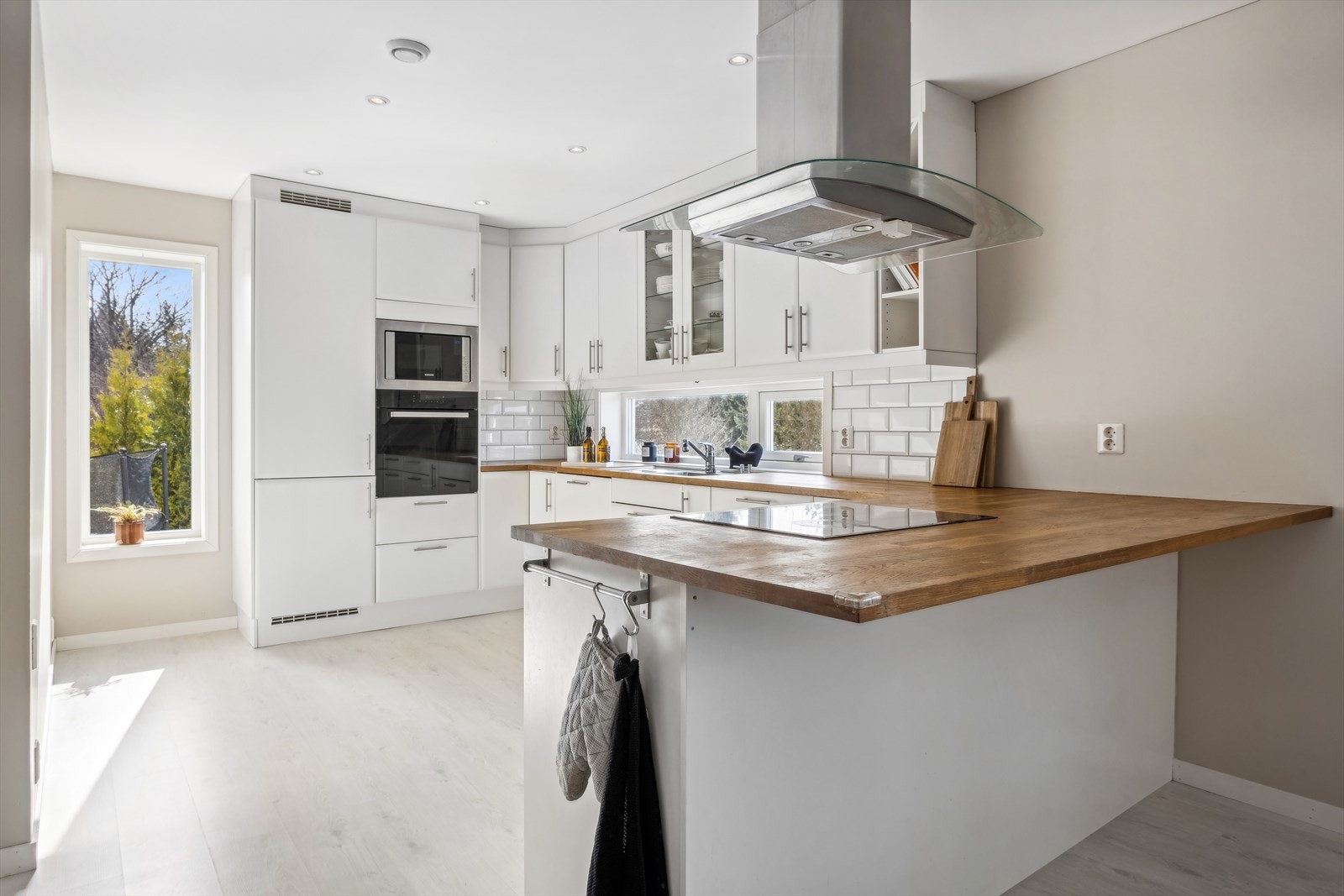 Kjøkken har integrerte hvitevarer som er stekeovn, platetopp med induksjon, oppvaskmaskin, mikrobølgeovn og kjøleskap/ frys. Galleribilde