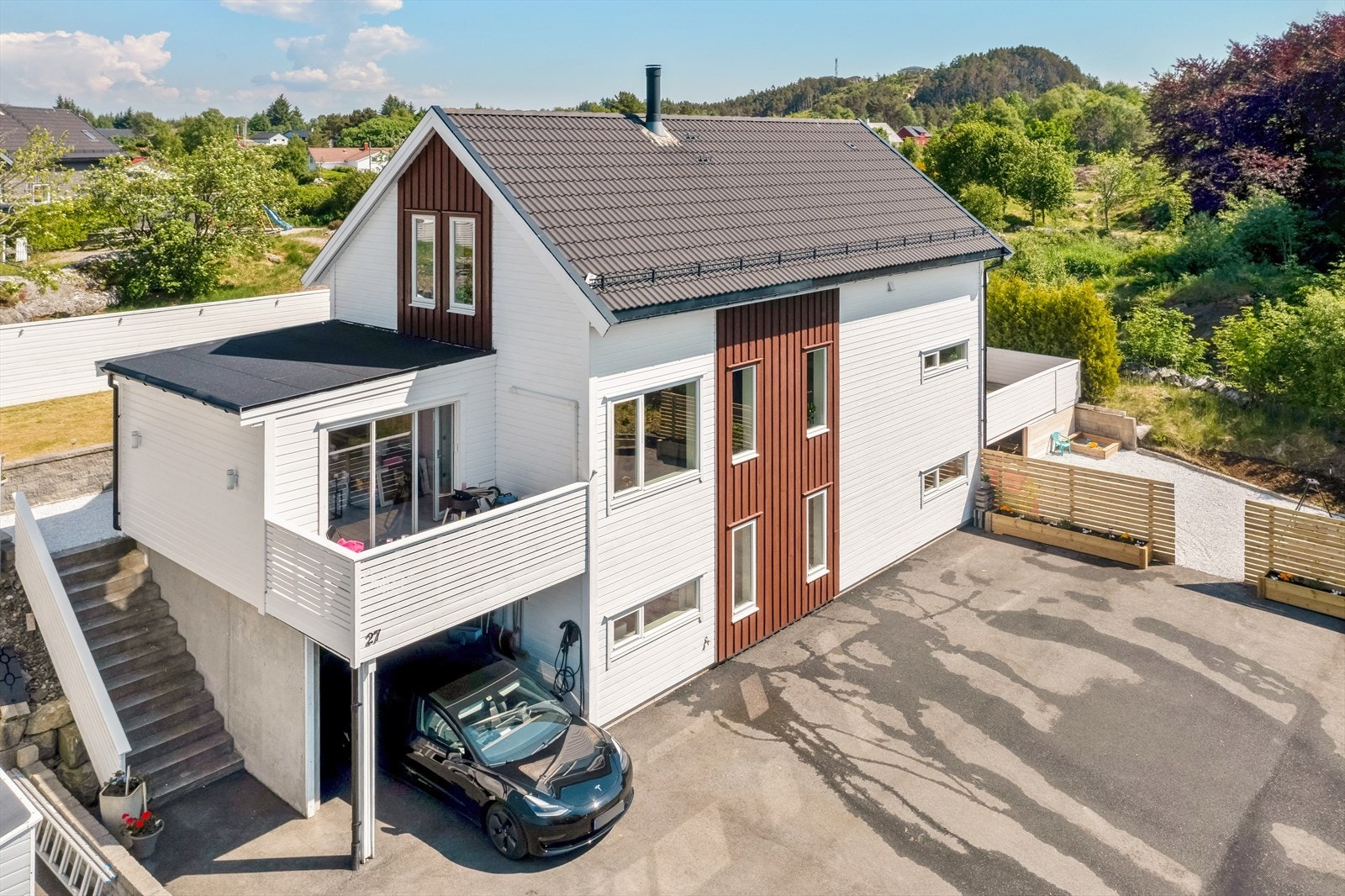 Innholdsrik enebolig med meget fin og barnevennlig beliggenhet på Ågotnes. Her er carport med elbil-lader, og flere terrasser med gode solforhold. Galleribilde
