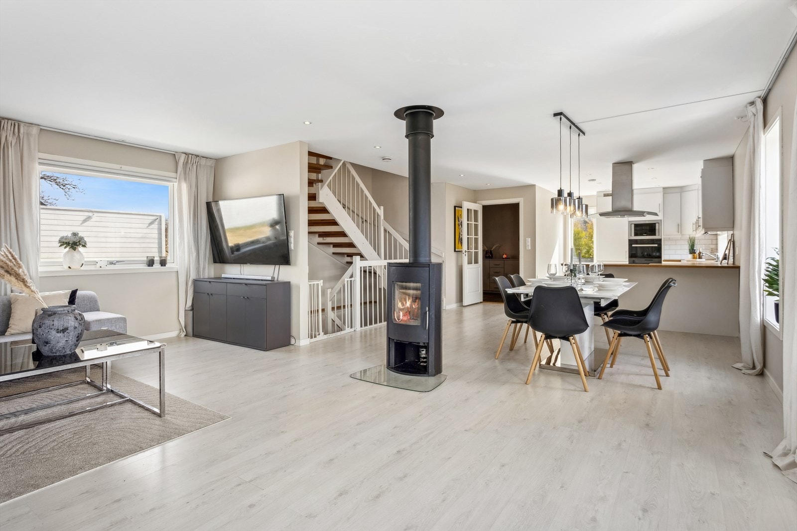 Boligen har stor stue med åpen kjøkkenløsning og det er god plass til sofagruppe og spisestue. Galleribilde