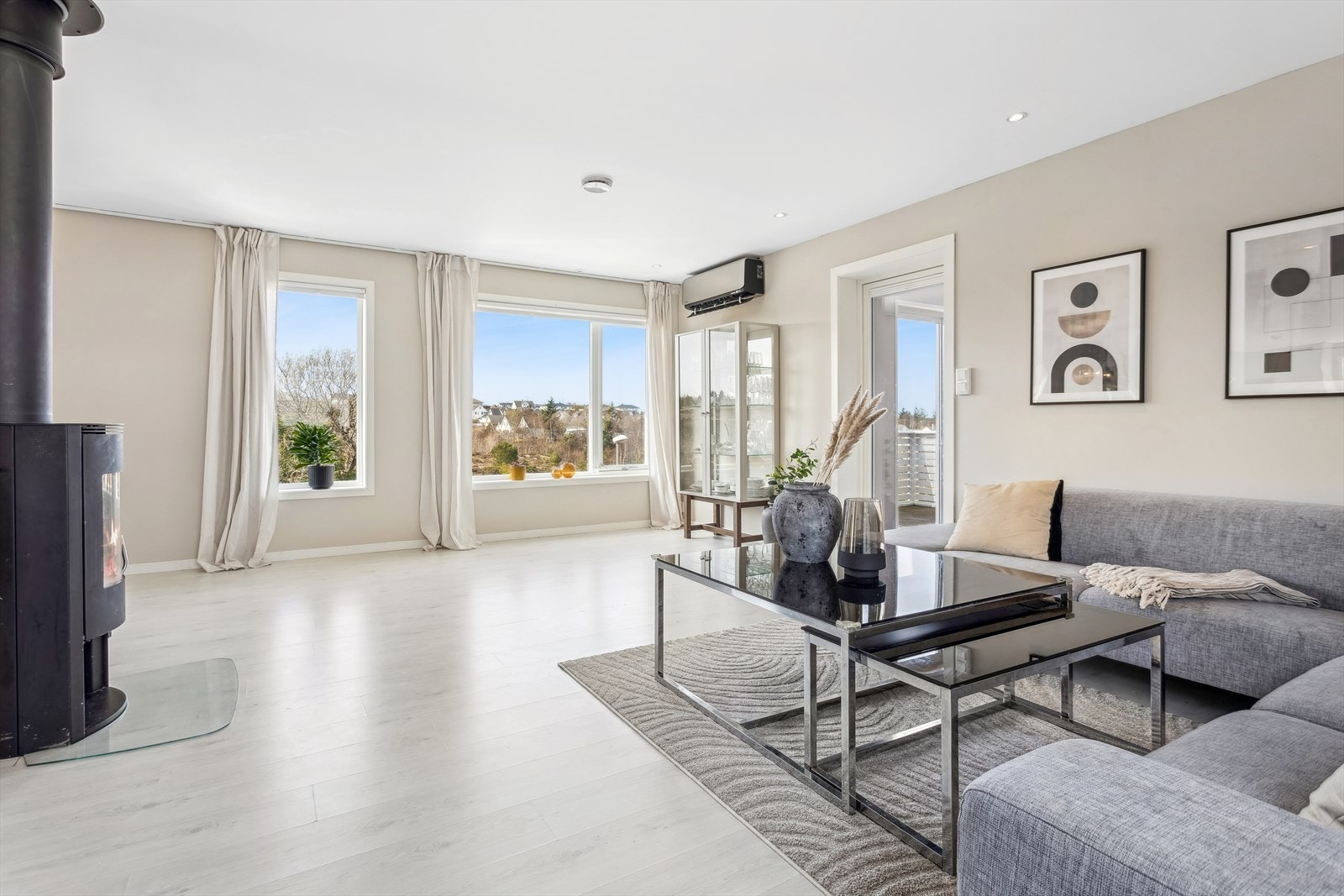 Stuen har nylig fått installert ny varmepumpe og det er vedovn for oppvarming. Galleribilde