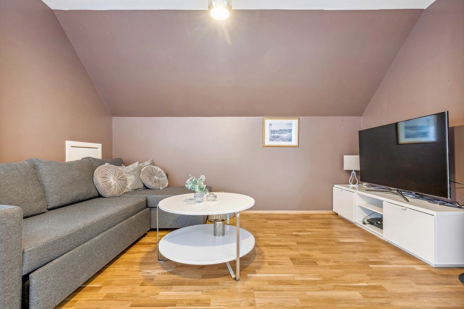 Loftstue med parkett på gulv, malt platekledning på vegger og i himling. Galleribilde