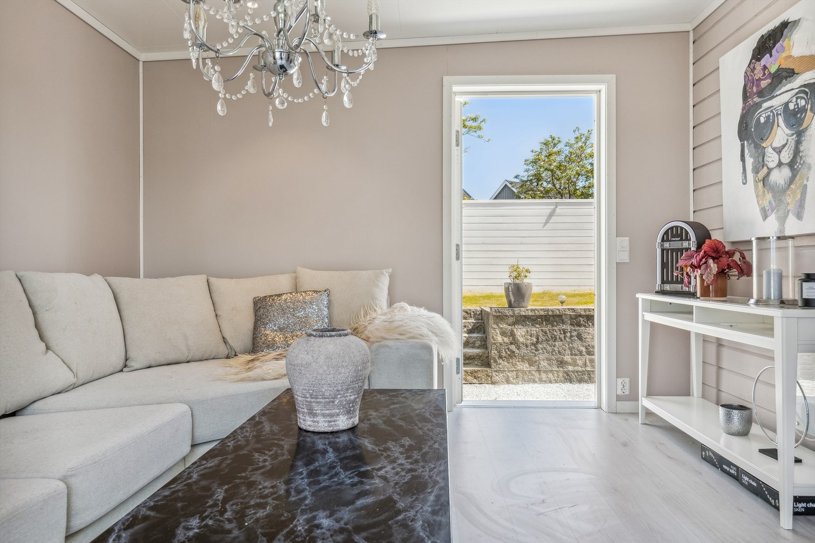 Vinterhage med bygget i 2021 og det er gjennomgang til baksiden av huset. Galleribilde