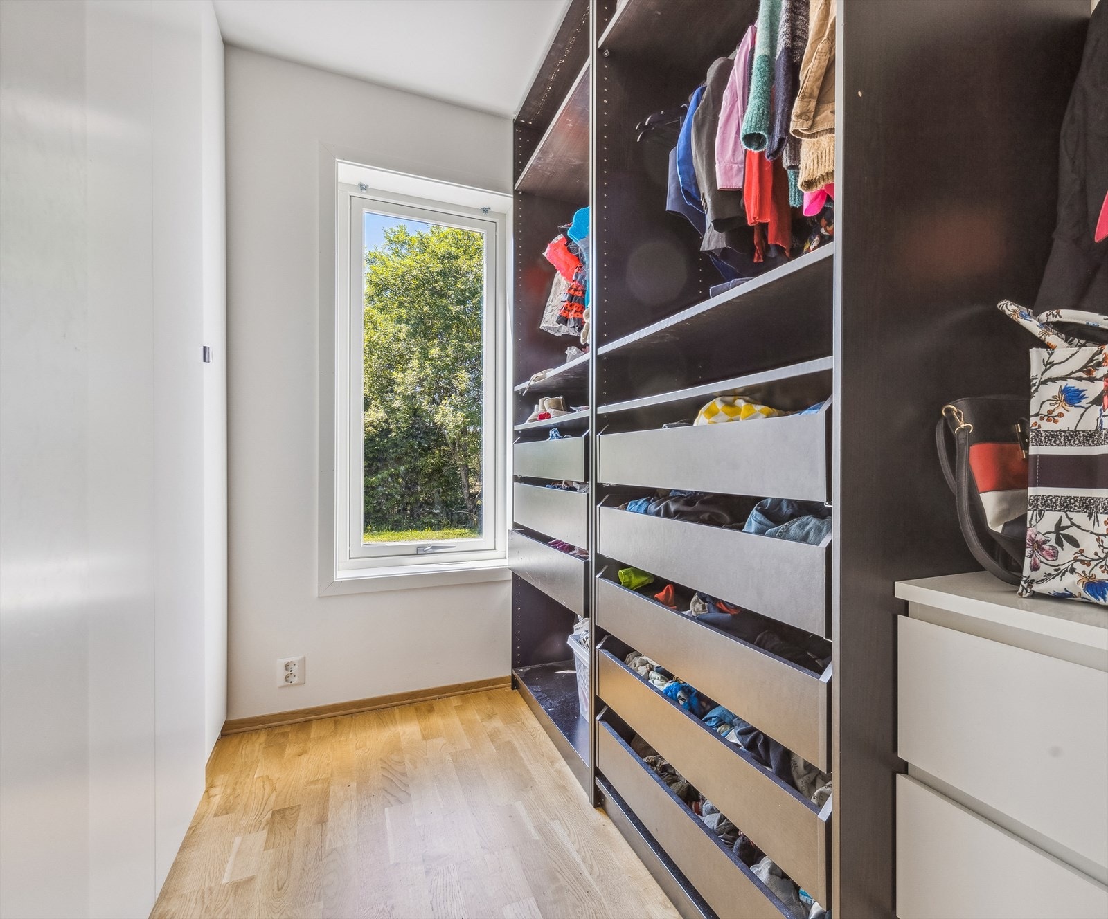 Soverom i underetasje som brukes til garderobe. Galleribilde