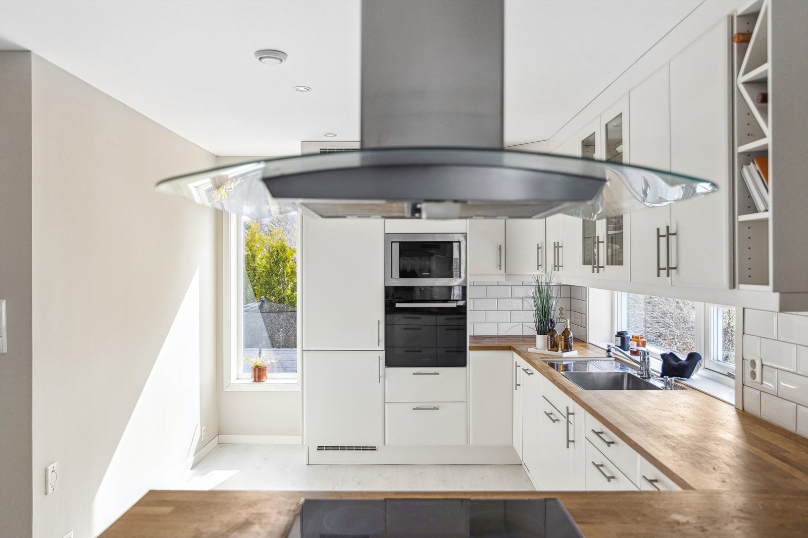 Godt med lysinnslipp på kjøkken. Galleribilde