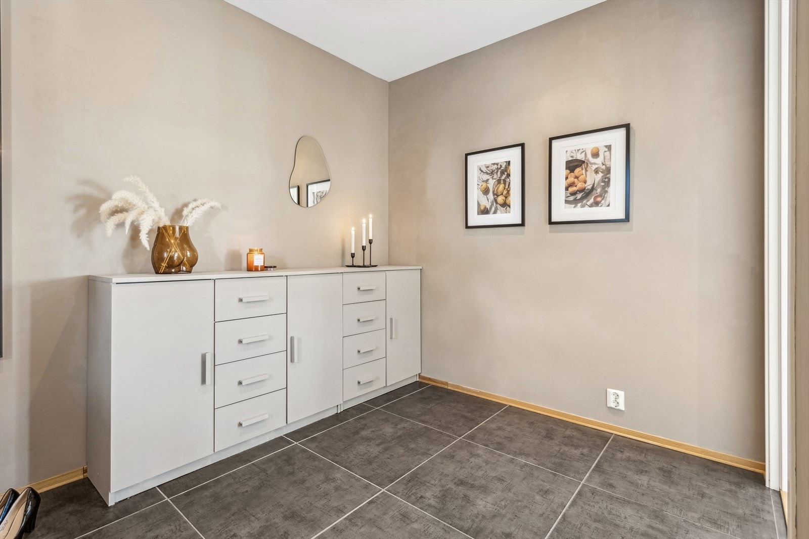 Romslig entre med god plass for oppbevaring av yttertøy og sko. Galleribilde