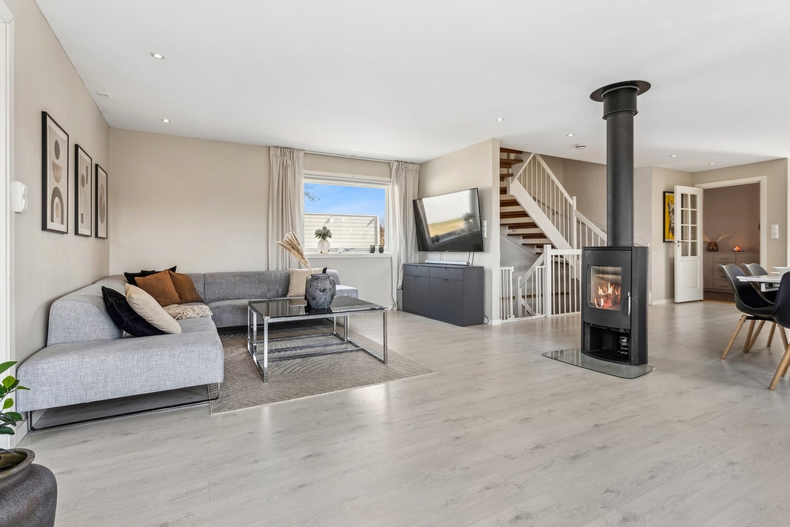 Stuen og kjøkken er nymalt i 2024. Galleribilde