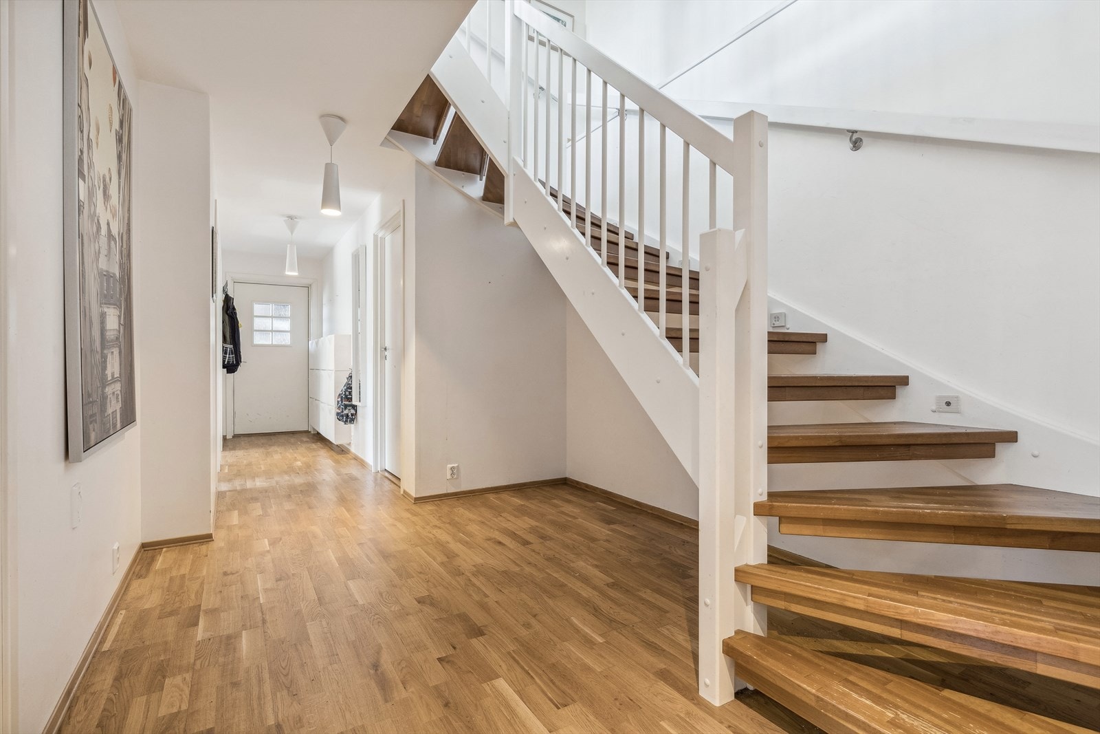 Entré/gang i underetasjen med parkett på gulv, malt platekledning på vegger og i himling. Galleribilde