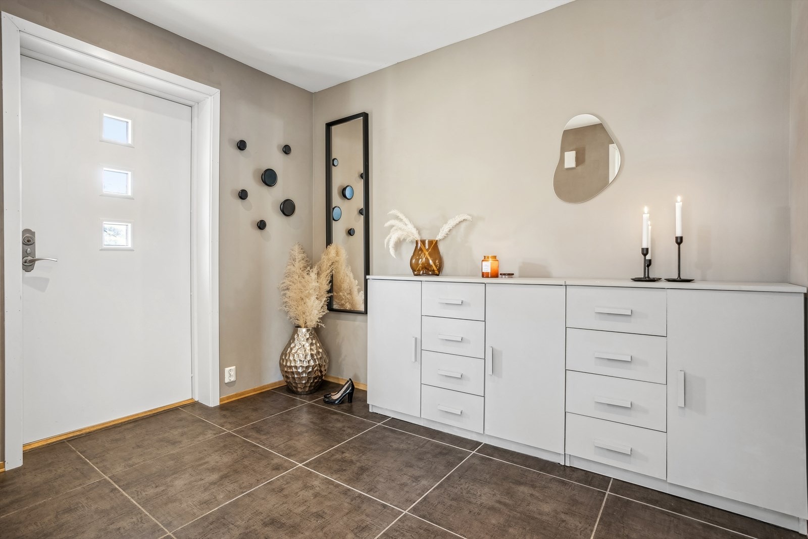 Boligen har inngang fra baksiden av huset inn i entre/gang i 1. etasje. Galleribilde