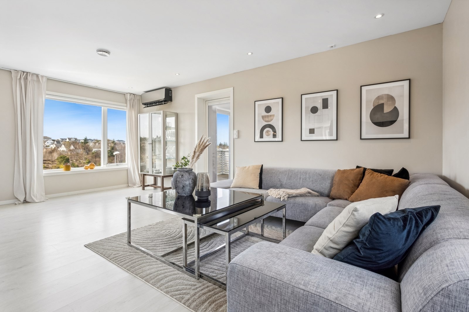 Boligen har en stor stue med vinduer som gir godt med lysinnslipp. Galleribilde