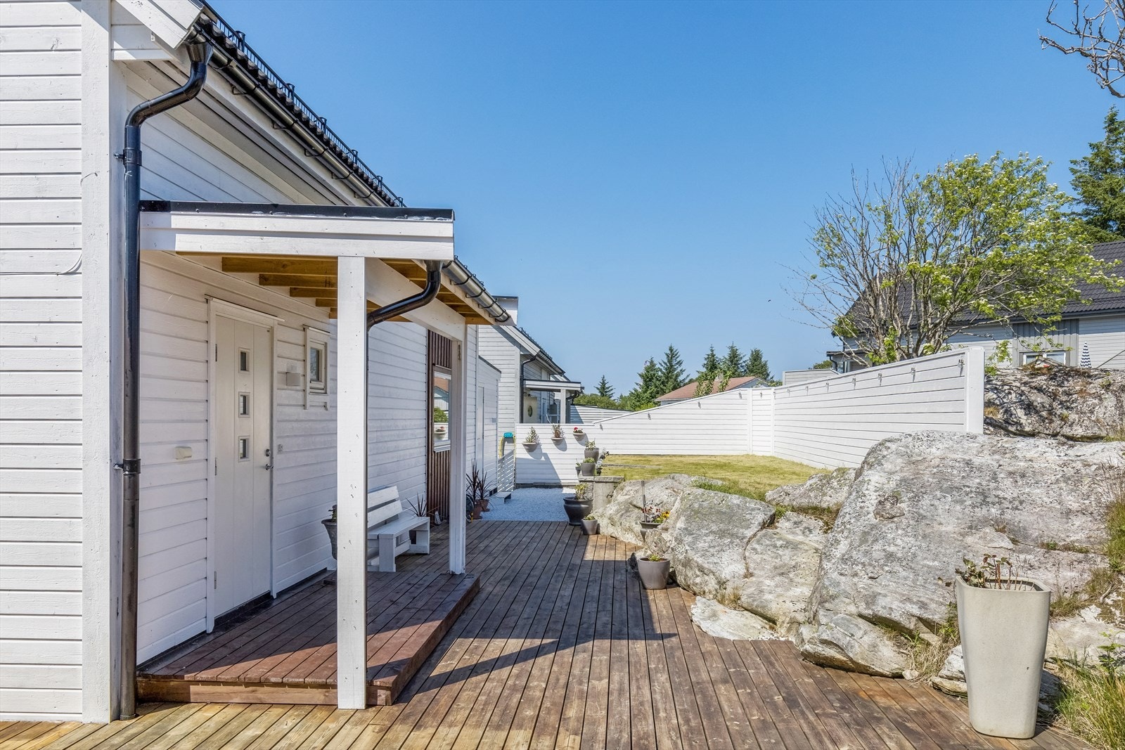 Overbygget inngangsparti på baksiden av huset. Galleribilde