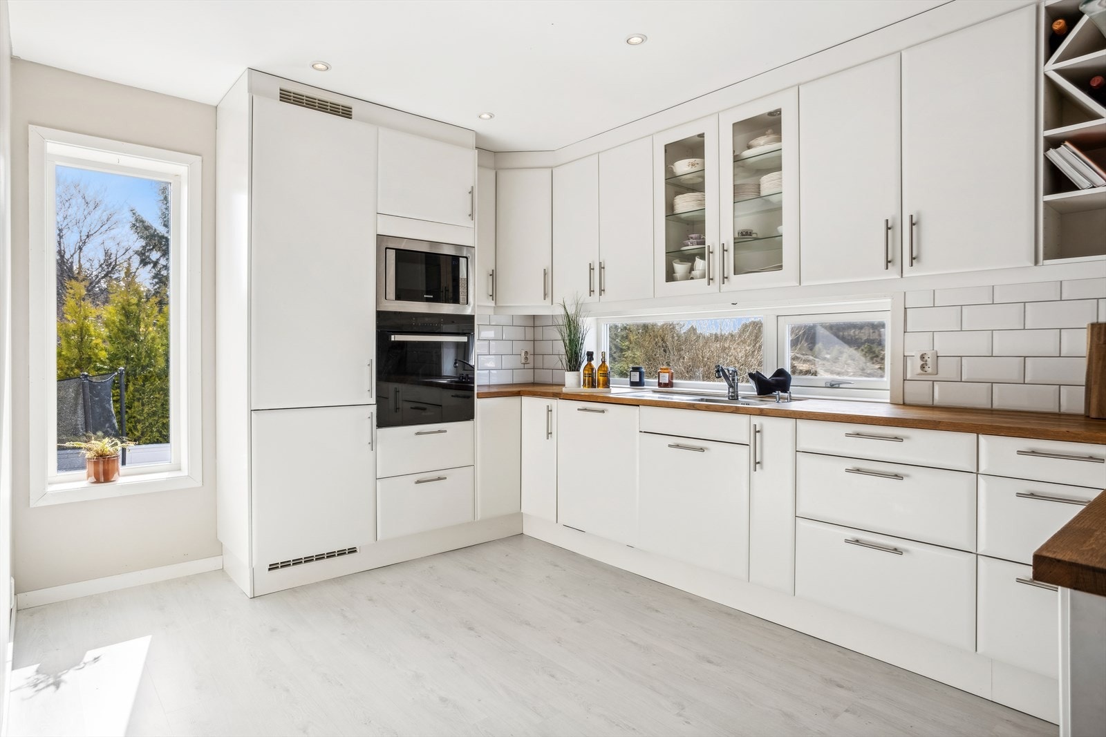 Kjøkkeninnredning fra Sigdal med slette fronter og heltre benkeplate. Galleribilde