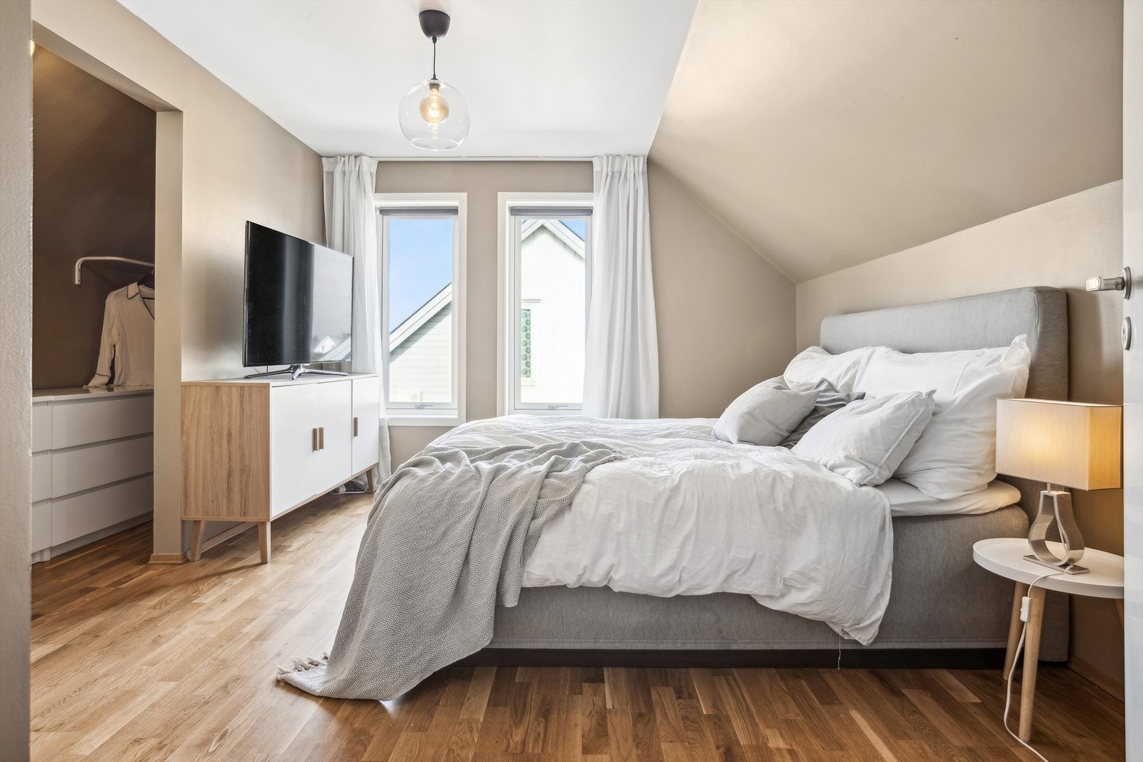 Stort soverom i 2. etasje med walk in garderobe. Galleribilde