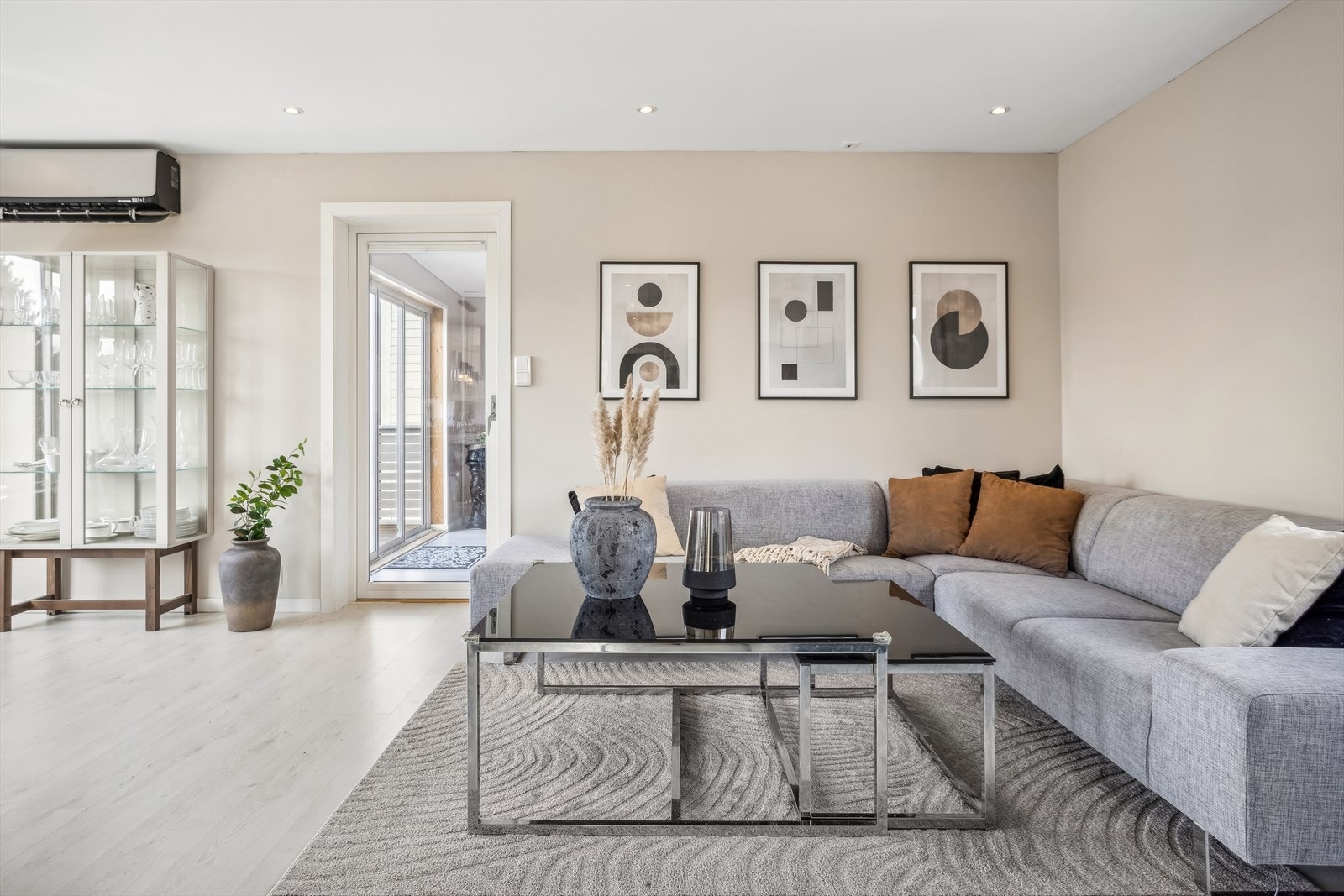 Det er utgang til vinterhage fra stuen. Galleribilde