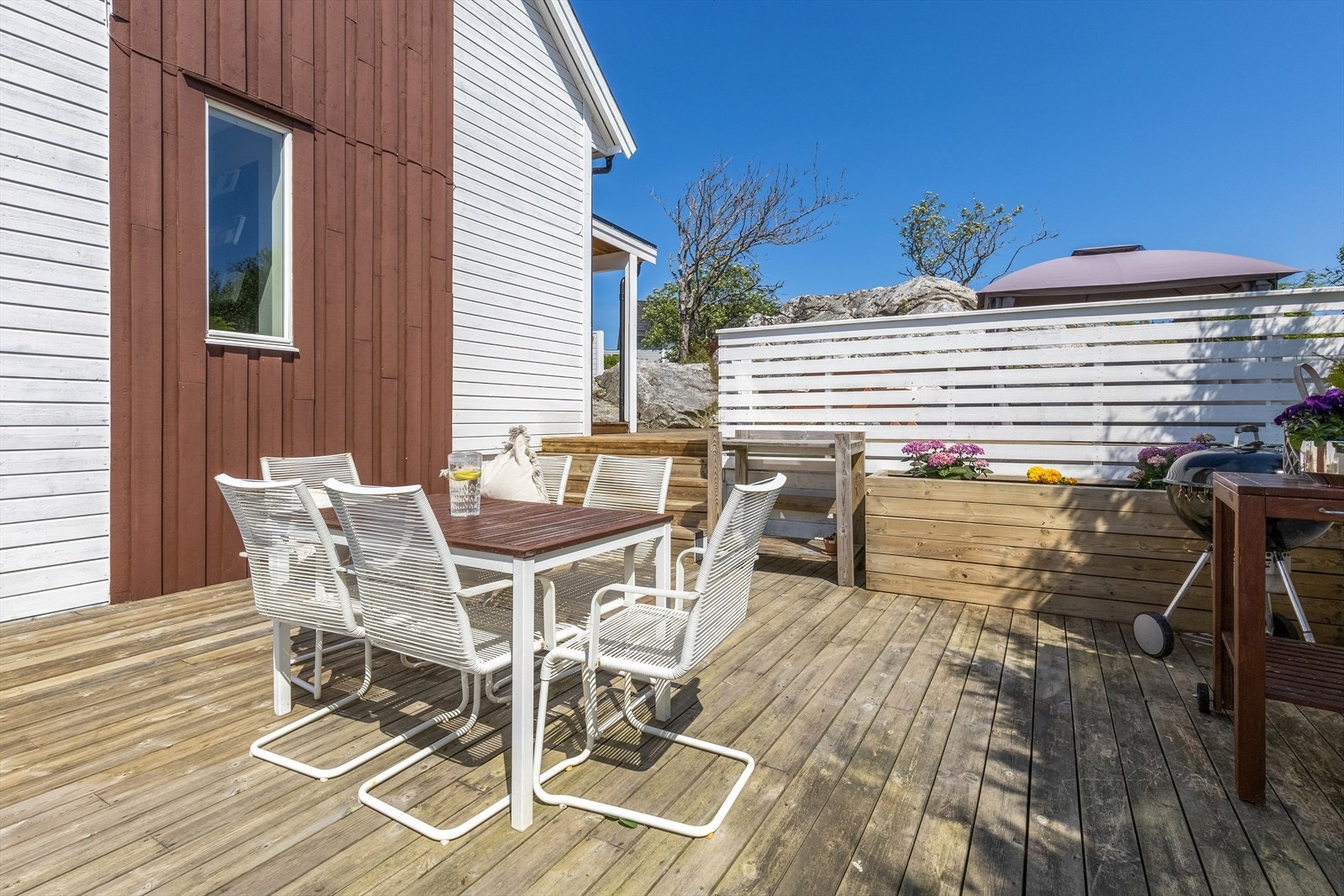 Skjermet terrasse hvor man kan nyte varme sommerdager. Galleribilde
