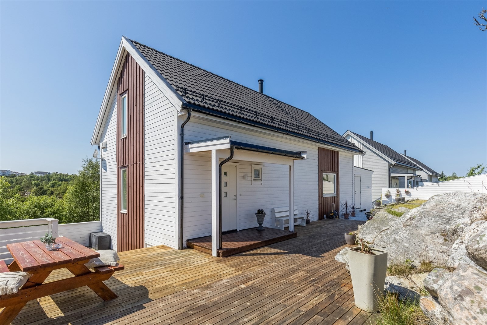 Eiendommen har en stor terrasse på 107 kvm og plenareal. Her er det god plass for hele familien å boltre seg i usjenerte omgivelser. Galleribilde