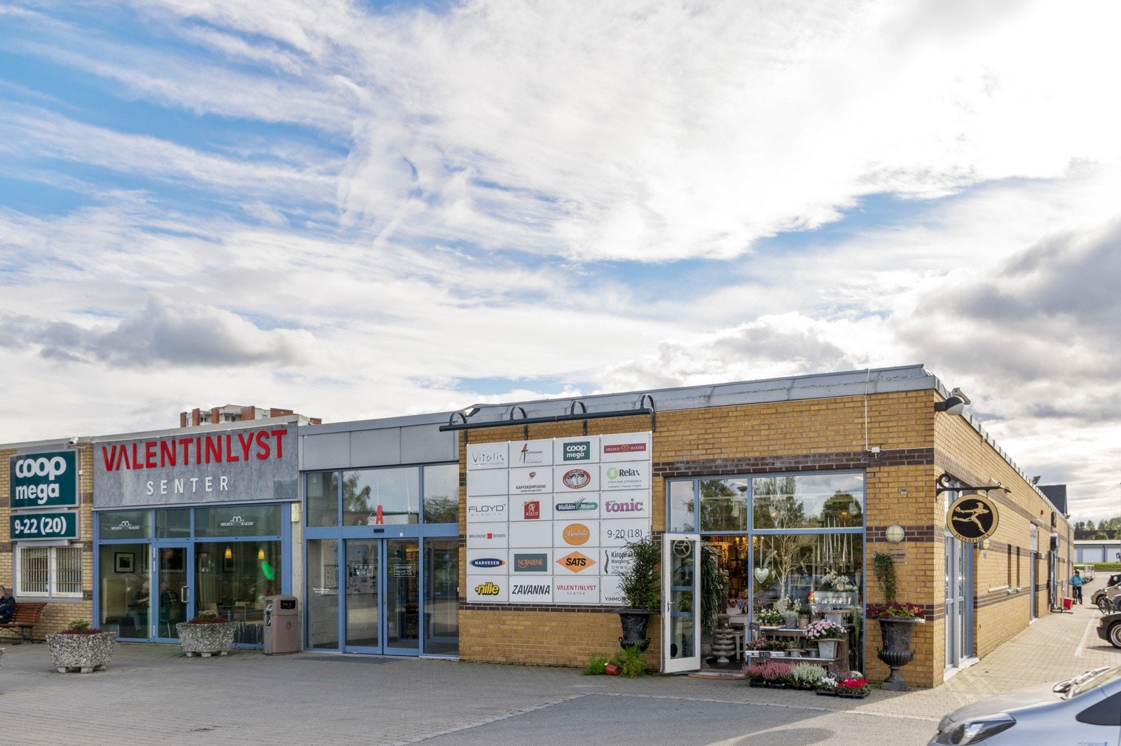 Valentinlyst Senteret ligger like ved boligen. Senteret inneholder blant annet dagligvarebutikkene Coop Mega og Kiwi med post-i-butikk, blomsterbutikk, bokhandel, vinmonopol, treningssenteret Fresh Fitness, parfymeri, kiosk og legesenter. Galleribilde