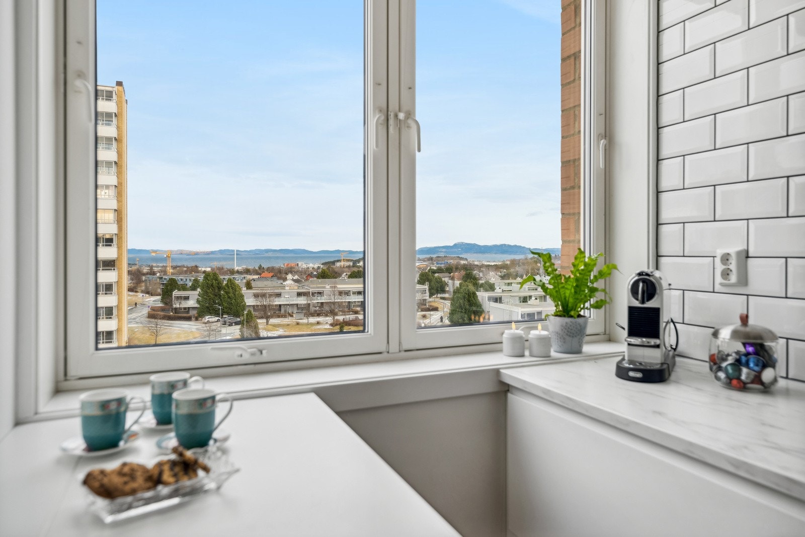 Fra vinduene har du en nydelig utsikt mot Trondheimsfjorden og nærområdet. Galleribilde