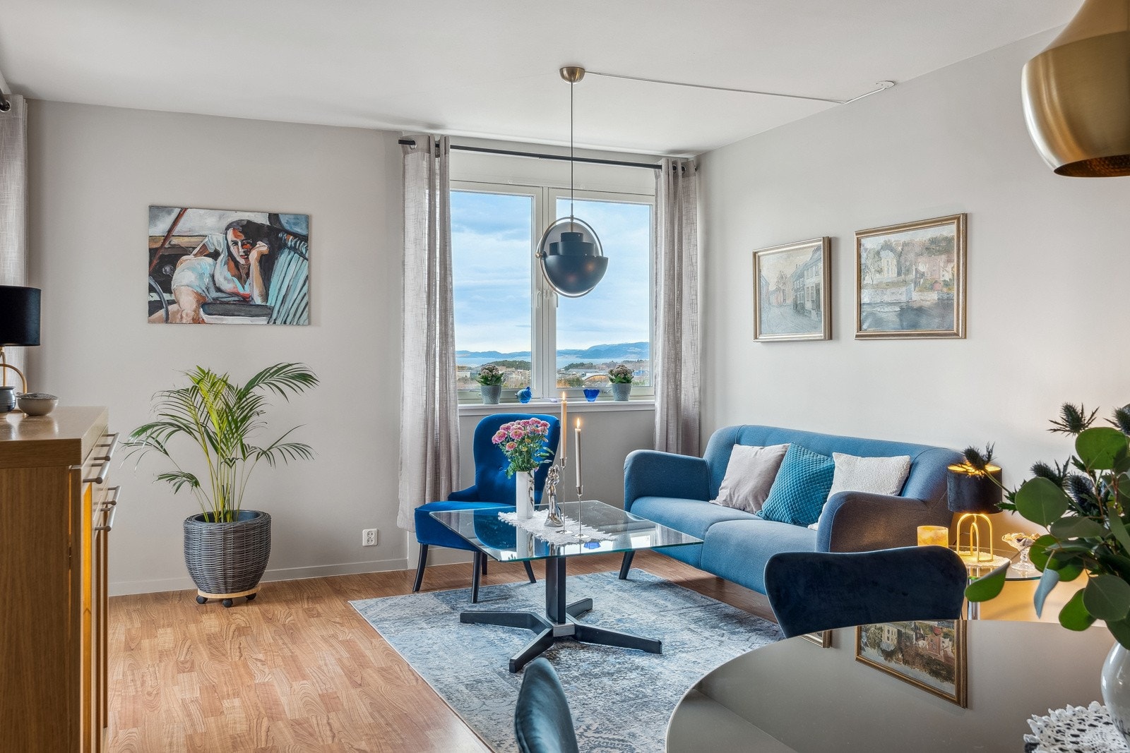 Her er god plass til sofagruppe, spisegruppe samt annen møblering. Galleribilde