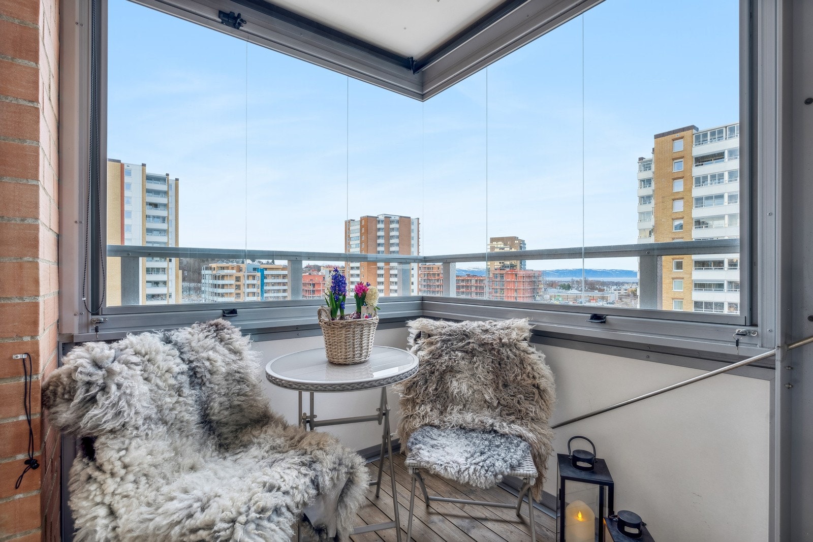 Leiligheten ligger luftig og fint til i byggets 5. etasje. Fra balkongen nyter man flott utsikt og kveldssol. Galleribilde