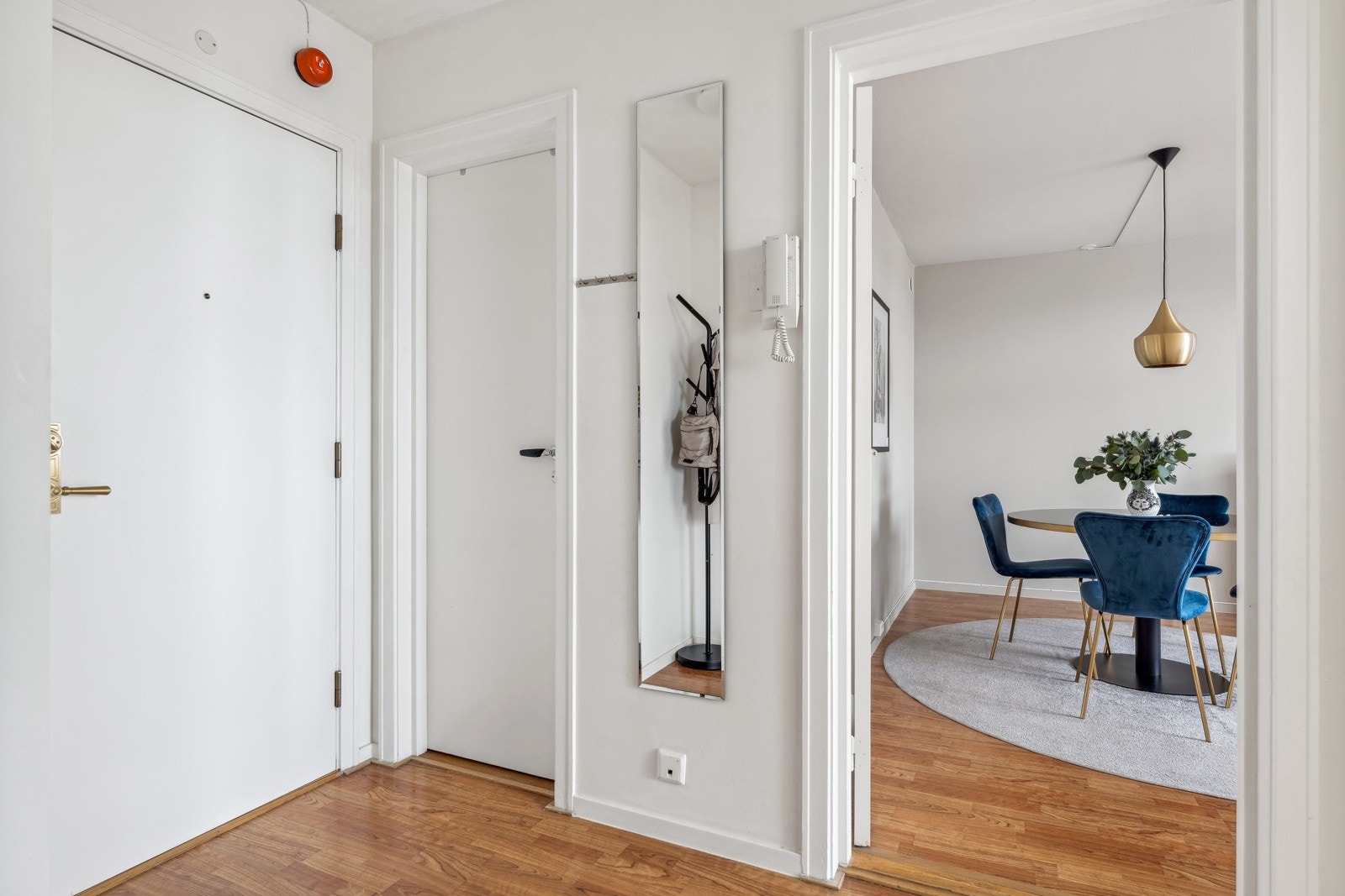 Herfra er det videre tilkomst til bod, soverom, bad, kjøkken og stue. Galleribilde