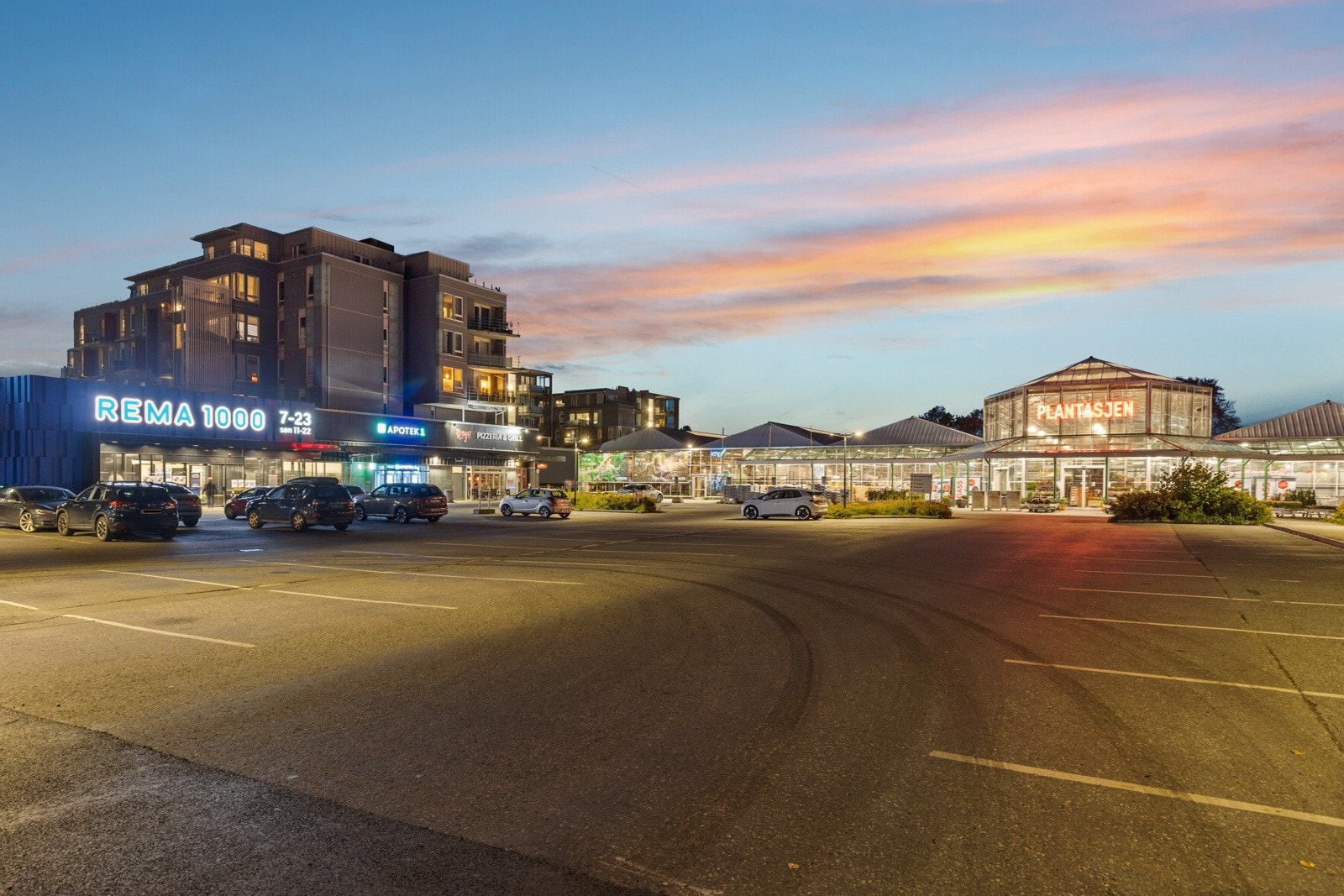 Det er kort vei ned til Bromstadsletta hvor Plantasjen, bensinstasjonen Esso og Rema 1000 med søndagsåpen avdeling holder til. Galleribilde