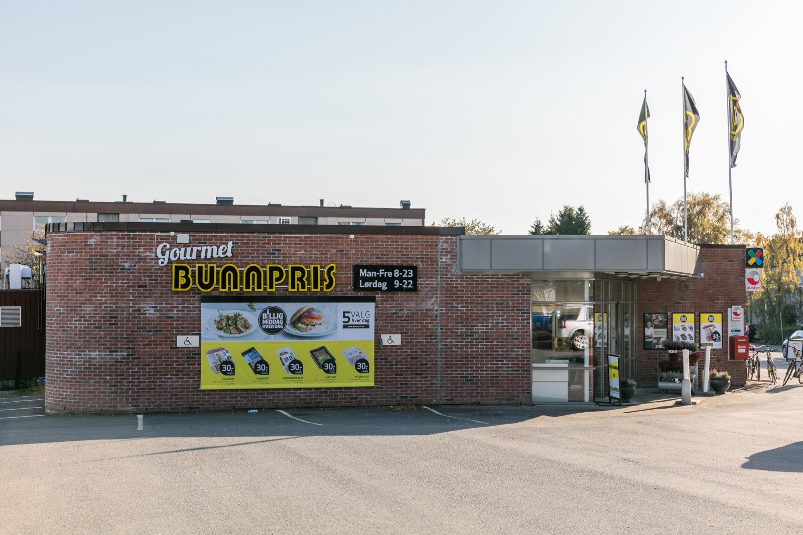 Bunnpris Gourmet ligger i gangavstand fra leilighten og tilbyr både hverdagsmaten og det lille ekstra. Galleribilde
