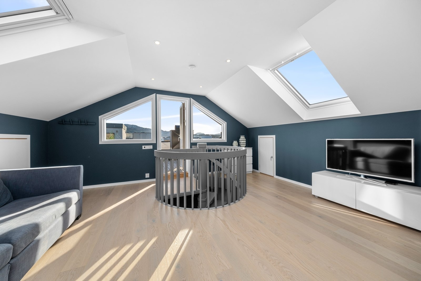 Loftstue med utgang til takterrasse Galleribilde