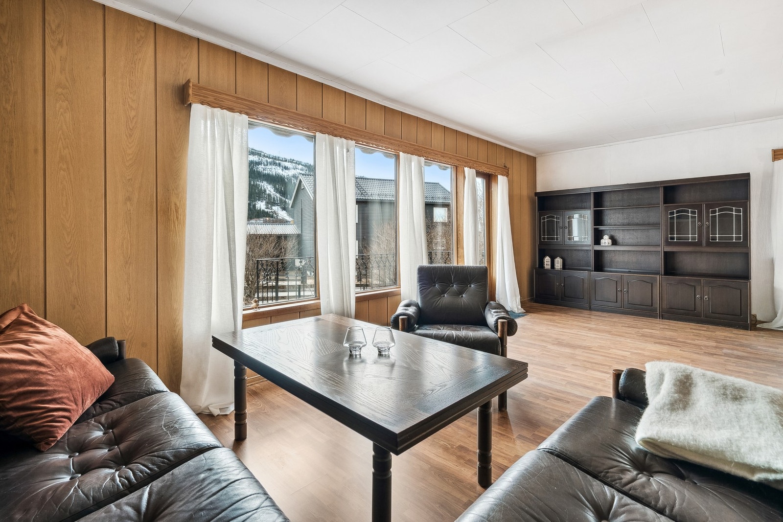 Fra stuen er det utgang til en solrik terrasse Galleribilde