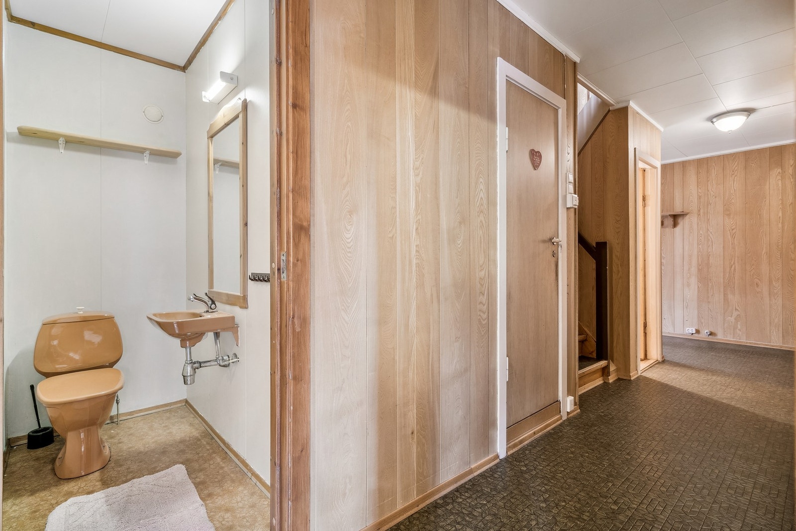 Wc rom ved siden av badet Galleribilde