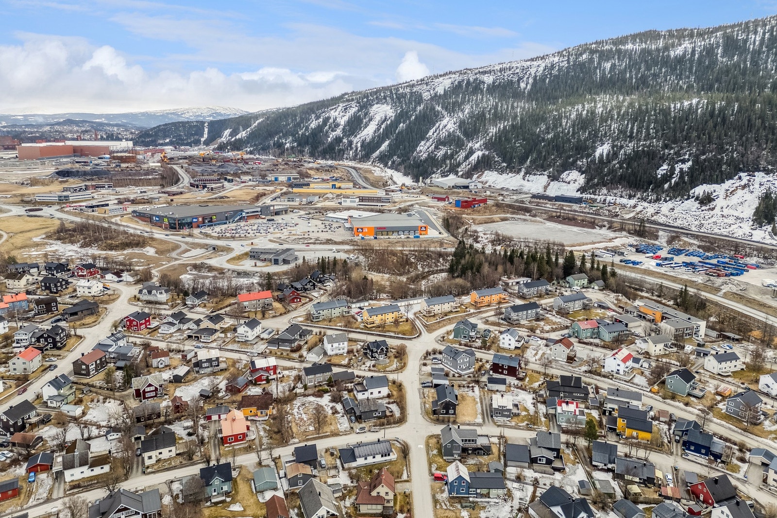 Dronebilde av boligen og nærområdet Galleribilde