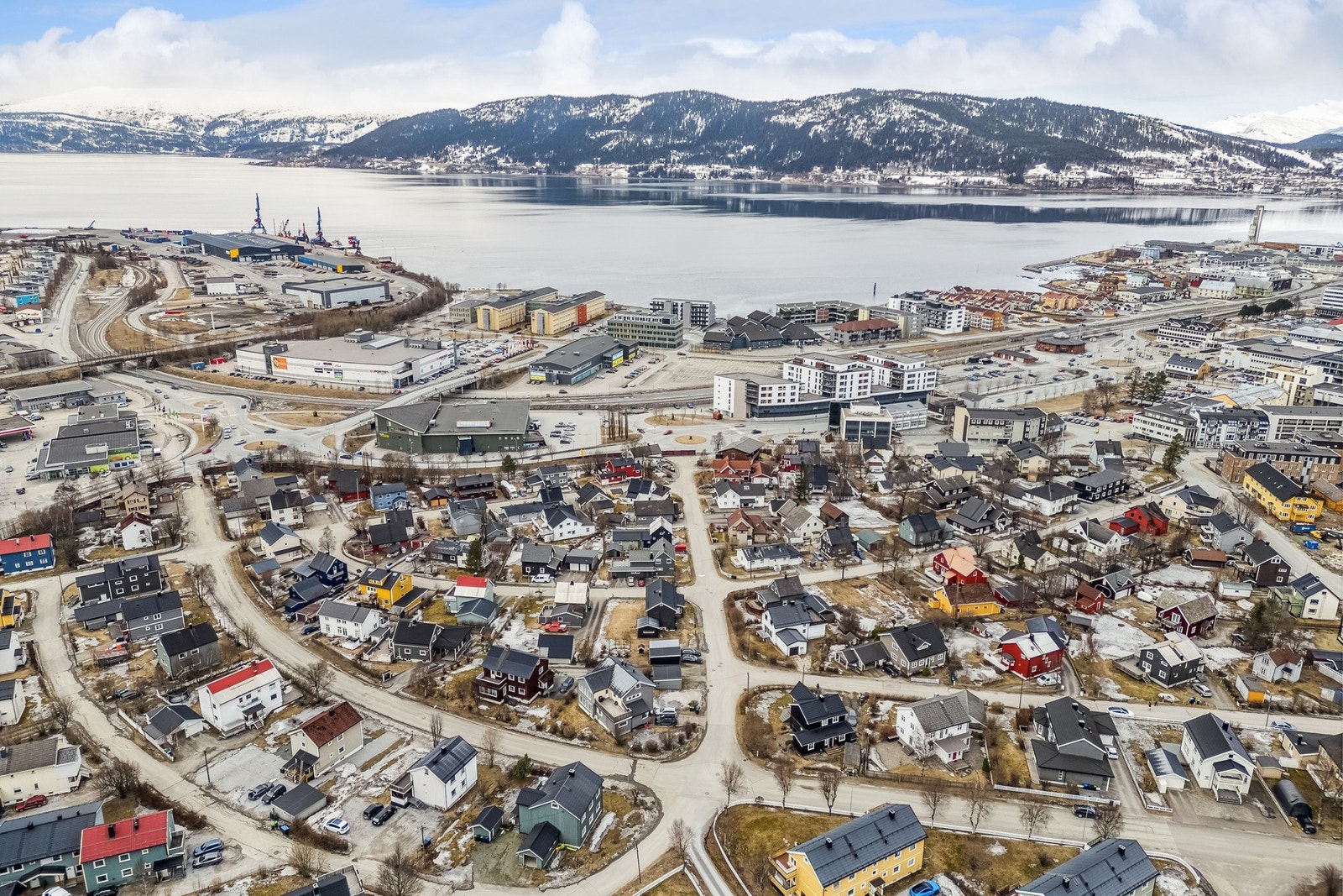 Dronebilde av boligen og nærområdet Galleribilde