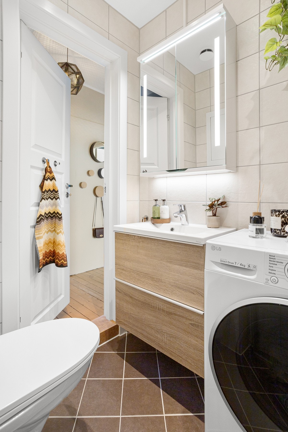 Badet ble totalrenovert i regi av borettslaget i 2019 og er tidløst innredet med lys innredning og fliser Galleribilde