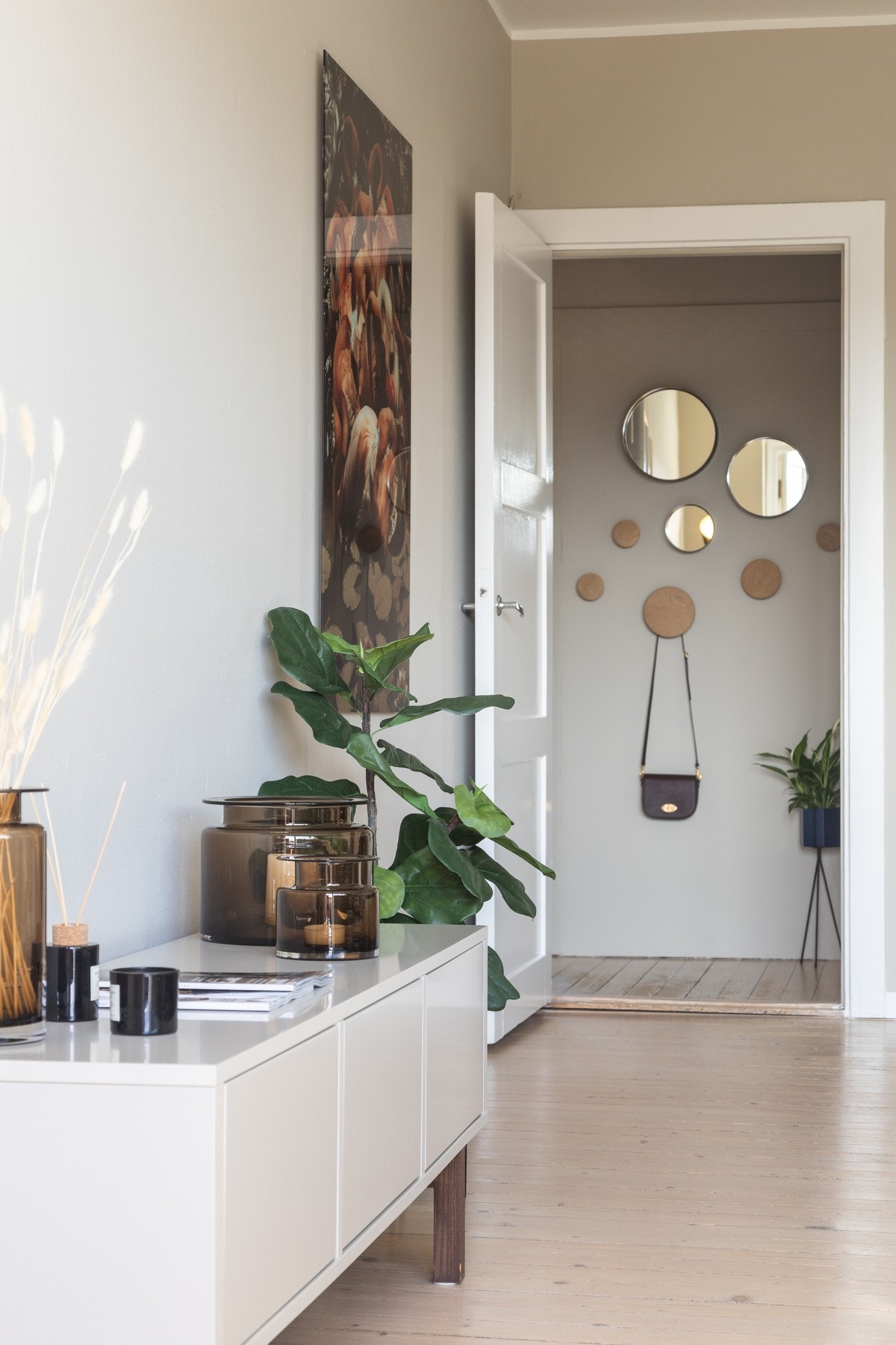 I tillegg til gode møbleringssoner er det også mye ledig veggplass for bokhyller, vitrineskap eller lignende Galleribilde