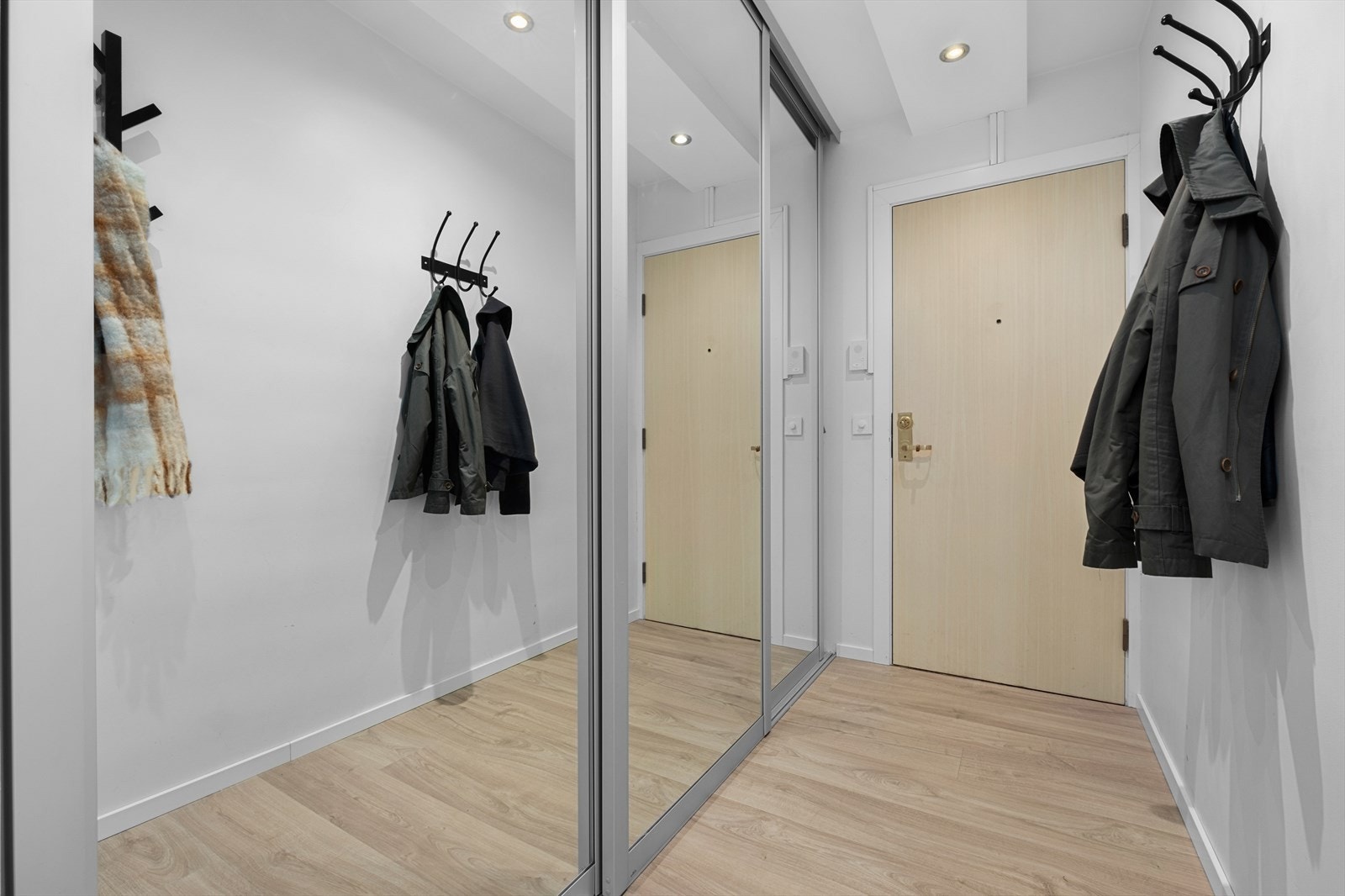 Praktisk entré på 5,3m² med god plass til oppbevaring av sko og yttertøy. Galleribilde