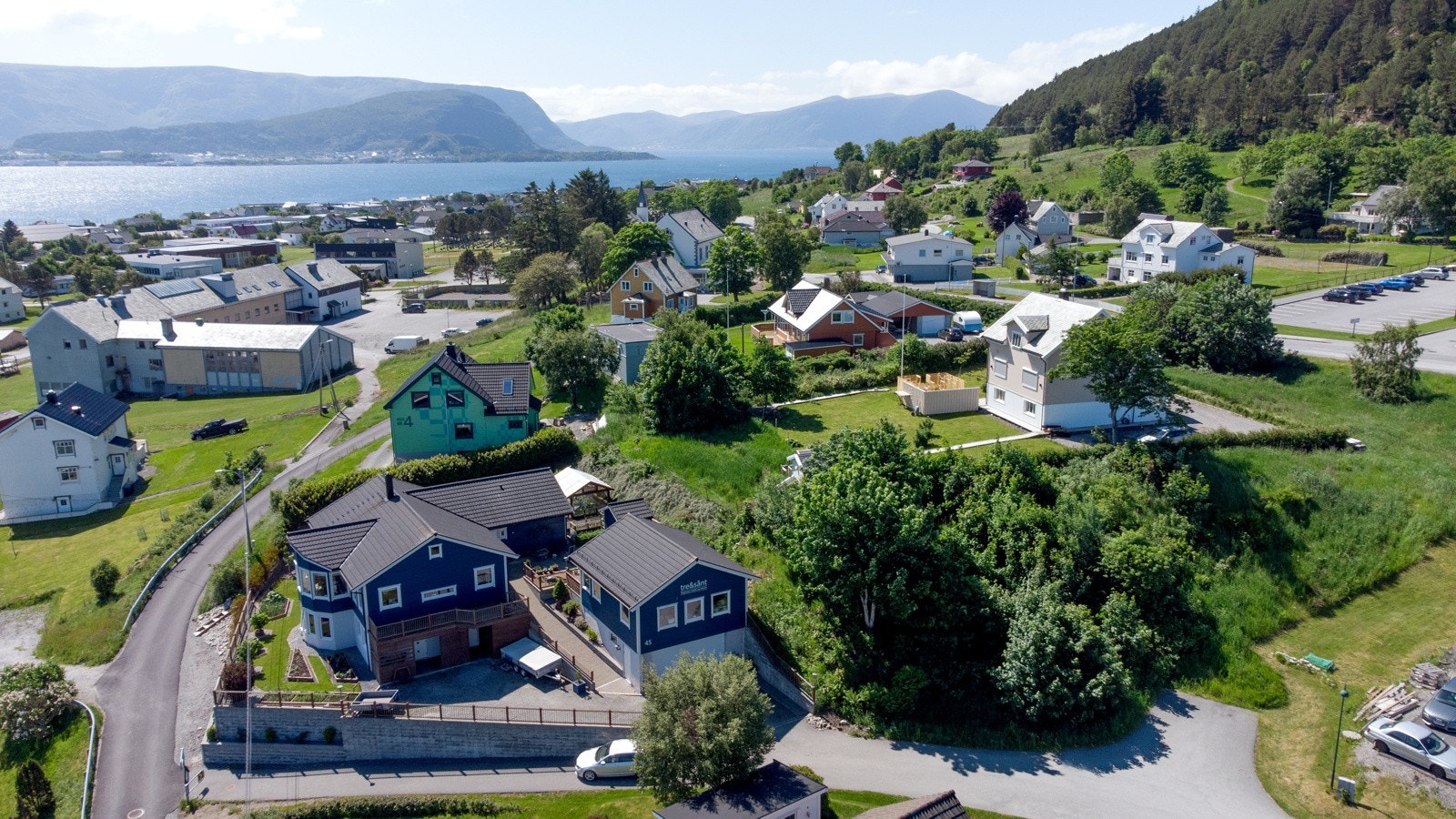 Det er tilkomst fra kommunal vei med kommunal tilknytning til vann og avløp. Galleribilde