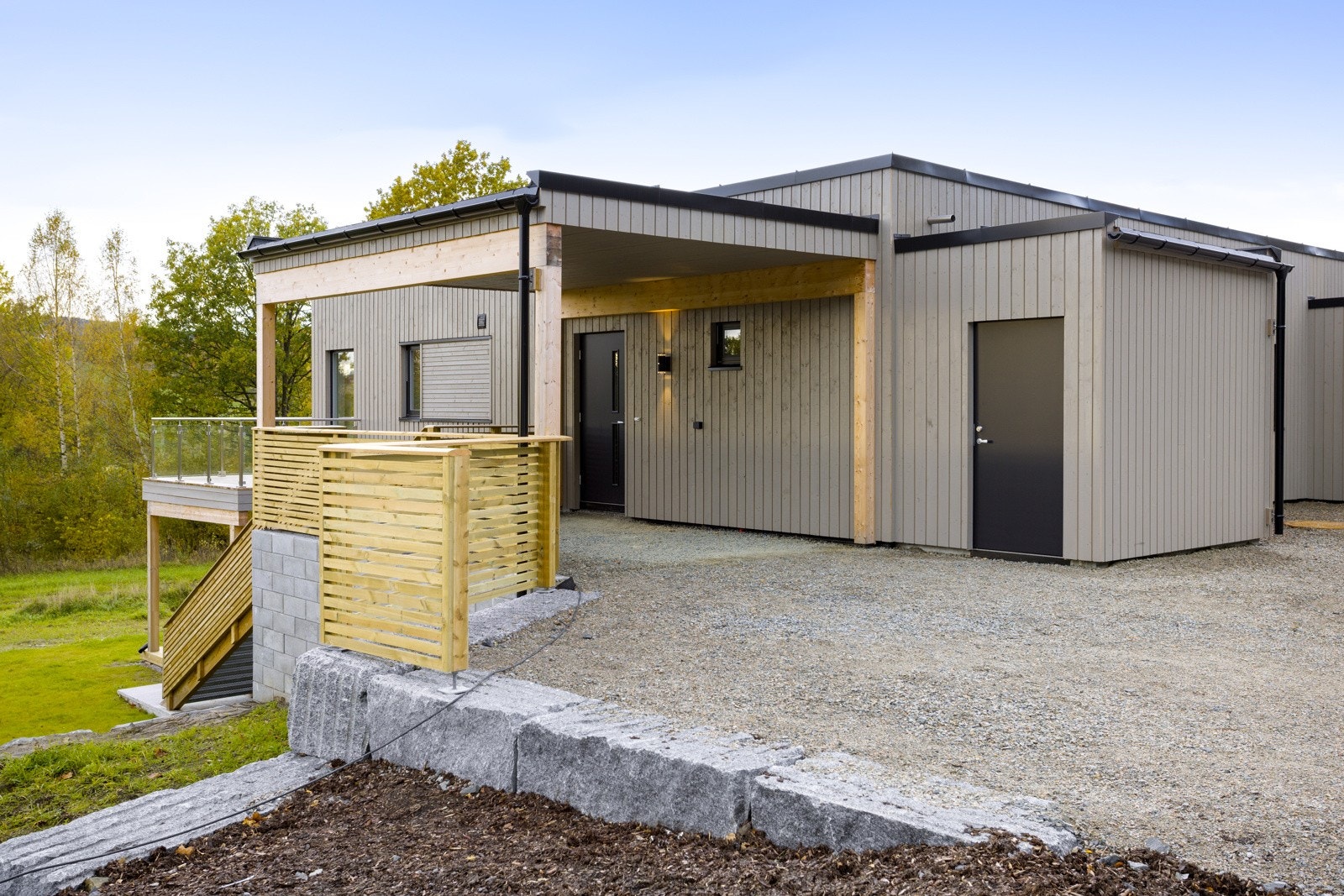 Det er tilhørende carport til boligen, samt gode muligheter for parkering ellers utenfor egen bolig. I tillegg er det utvendig sportsbod. Galleribilde