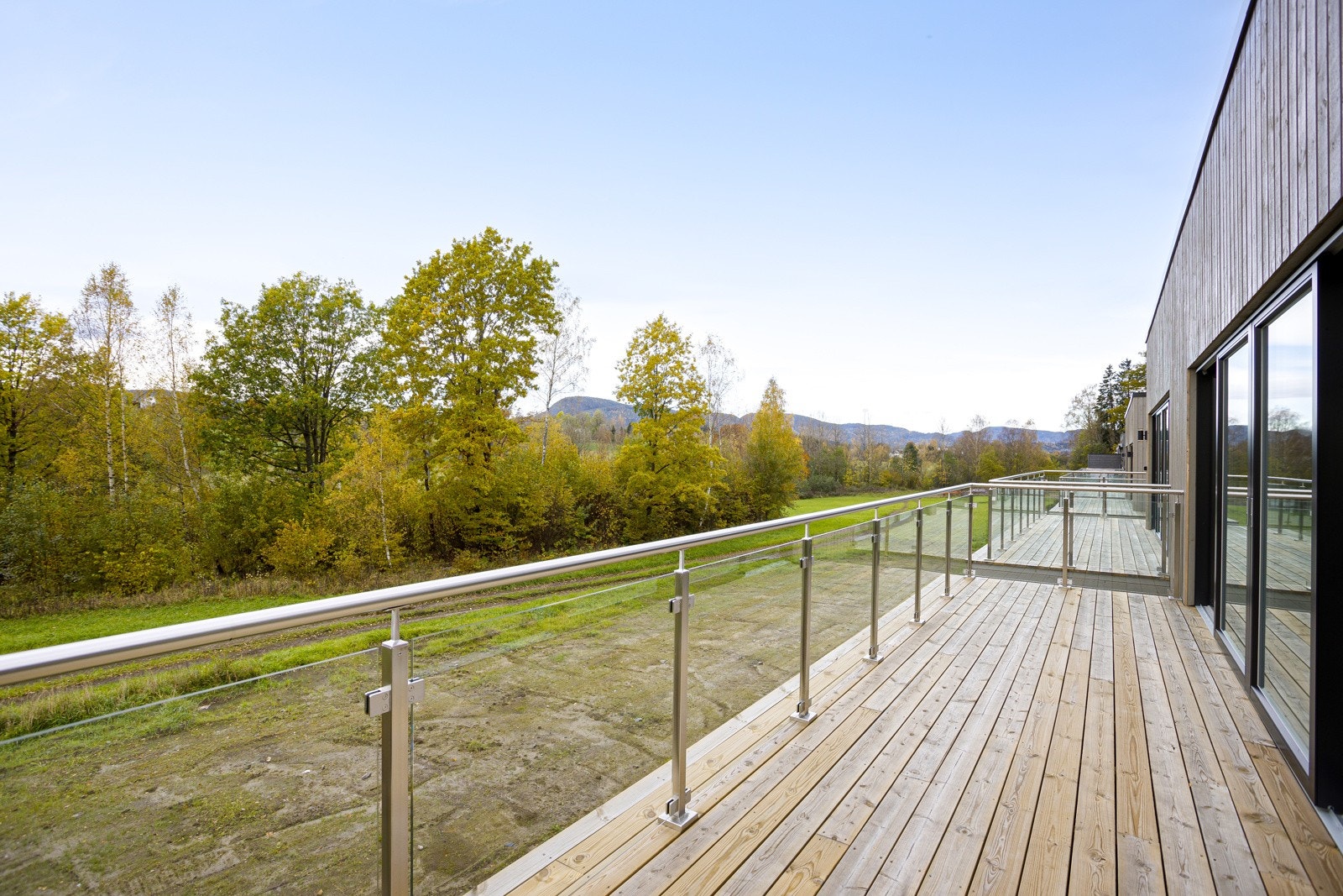 Romslig terrasse med fin utsikt og gode solforhold. Galleribilde