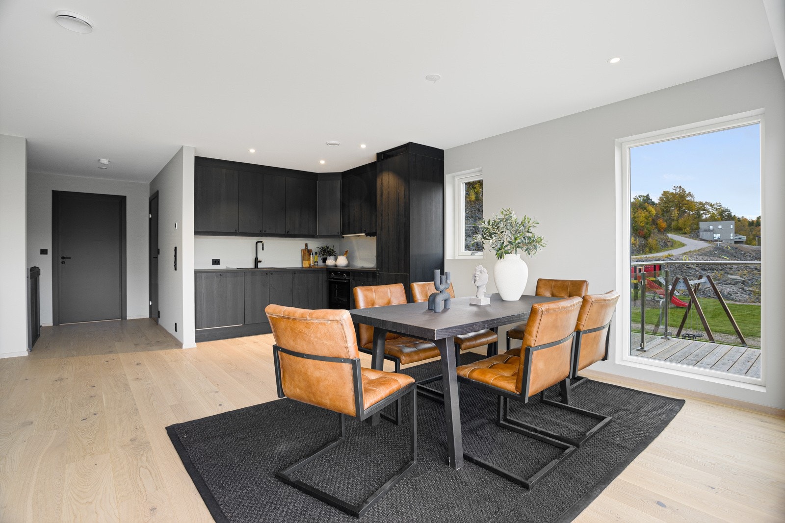 God plass til spisemøblemet i tilknytning til kjøkkenet. Galleribilde