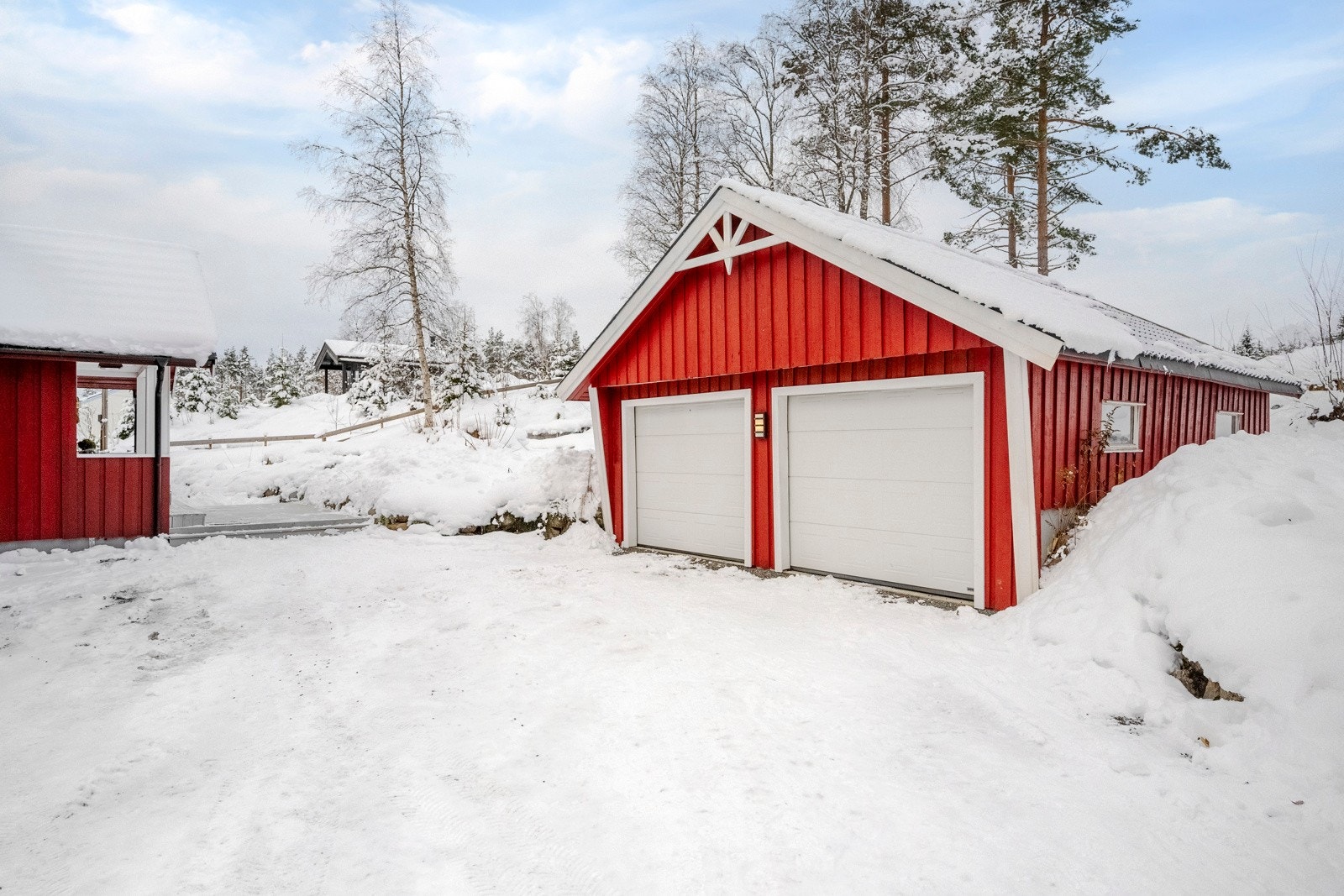 På eiendommen finnes dobbelgarasje. Galleribilde
