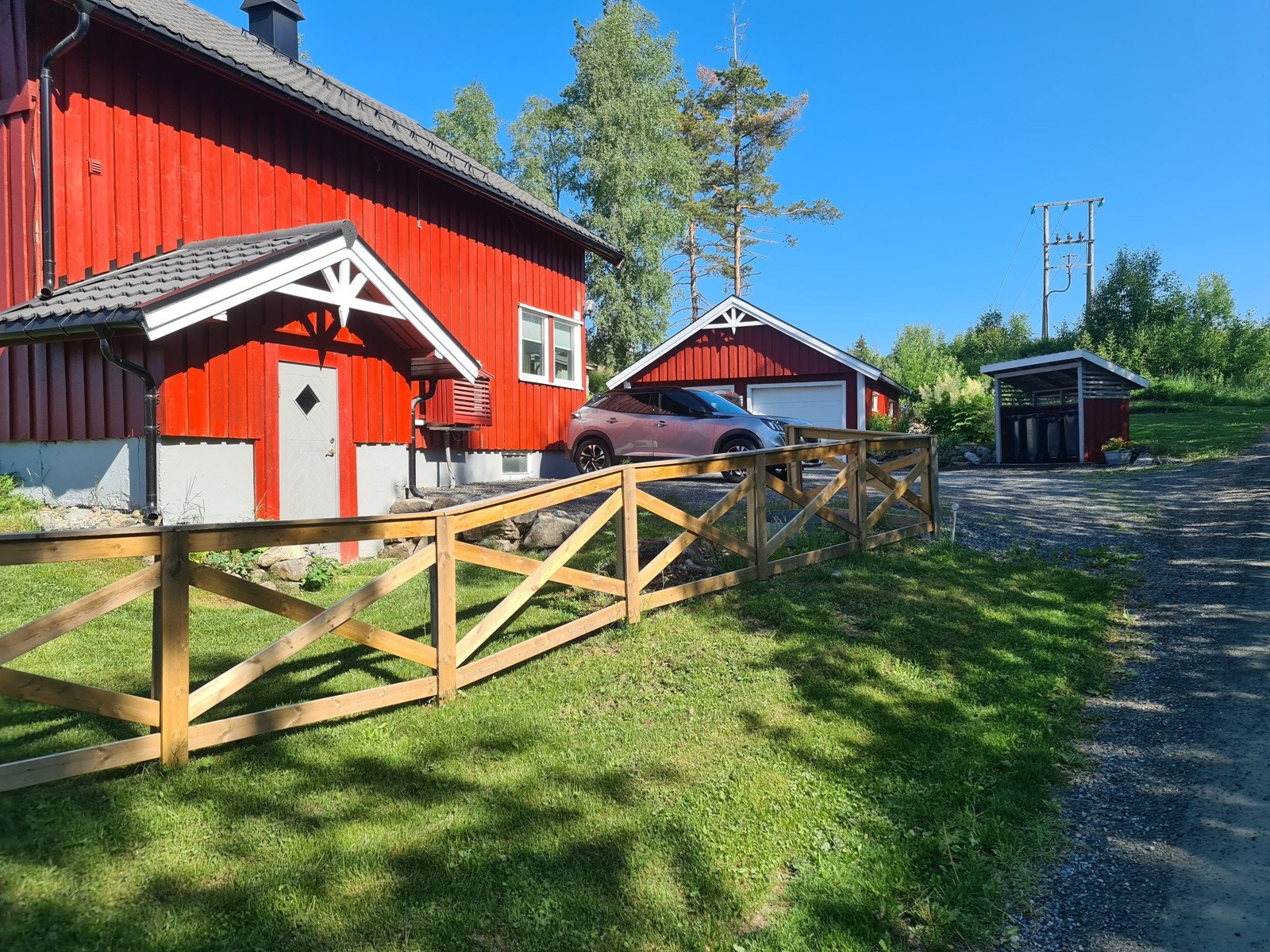 Praktisk utvendig kjellernedgang som gir lett tilgang til kjeller med gode lagringsmuligheter. Galleribilde