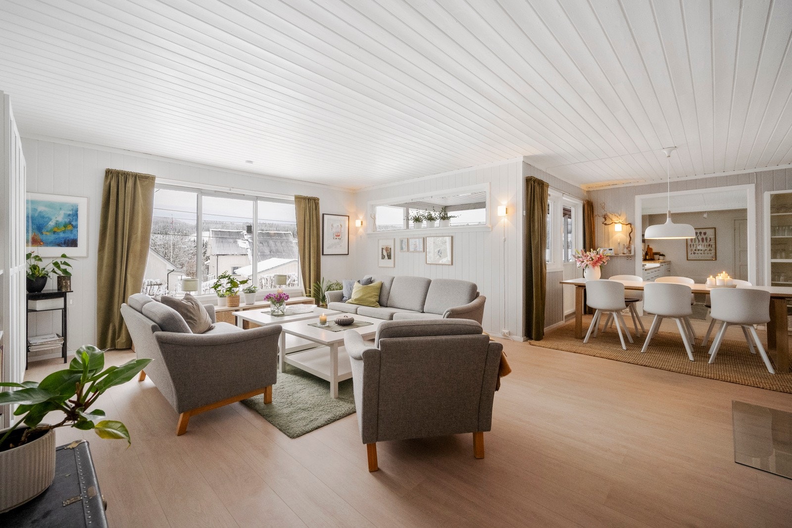 Stue og spisestue i åpen løsning. Galleribilde