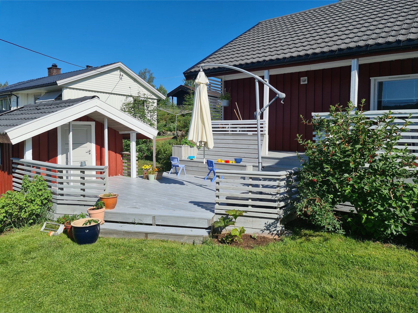 Adkomst til lekestue fra terrasse. Galleribilde