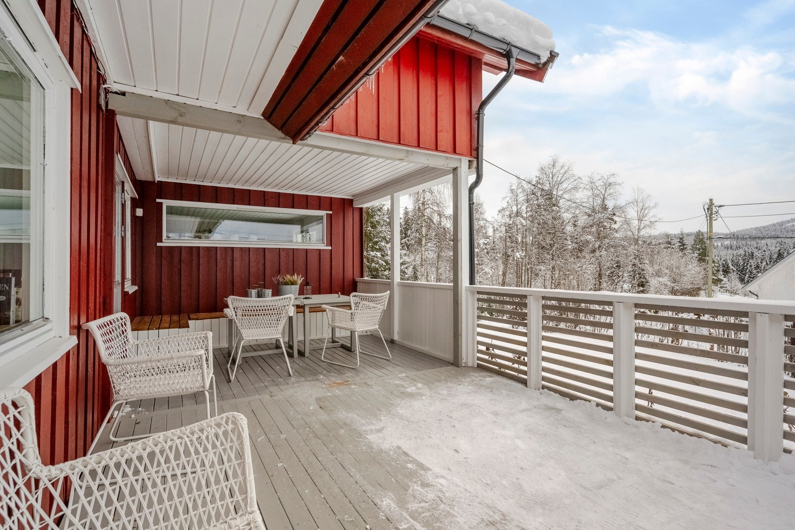 Fra stuen er det utgang til terrassemot sør med delvis overbygg. Galleribilde