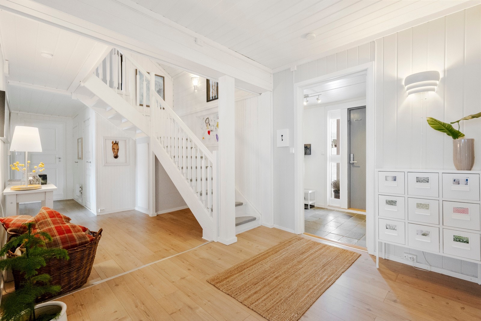Romslig hall m/trapp opp til 2.etasje. Galleribilde