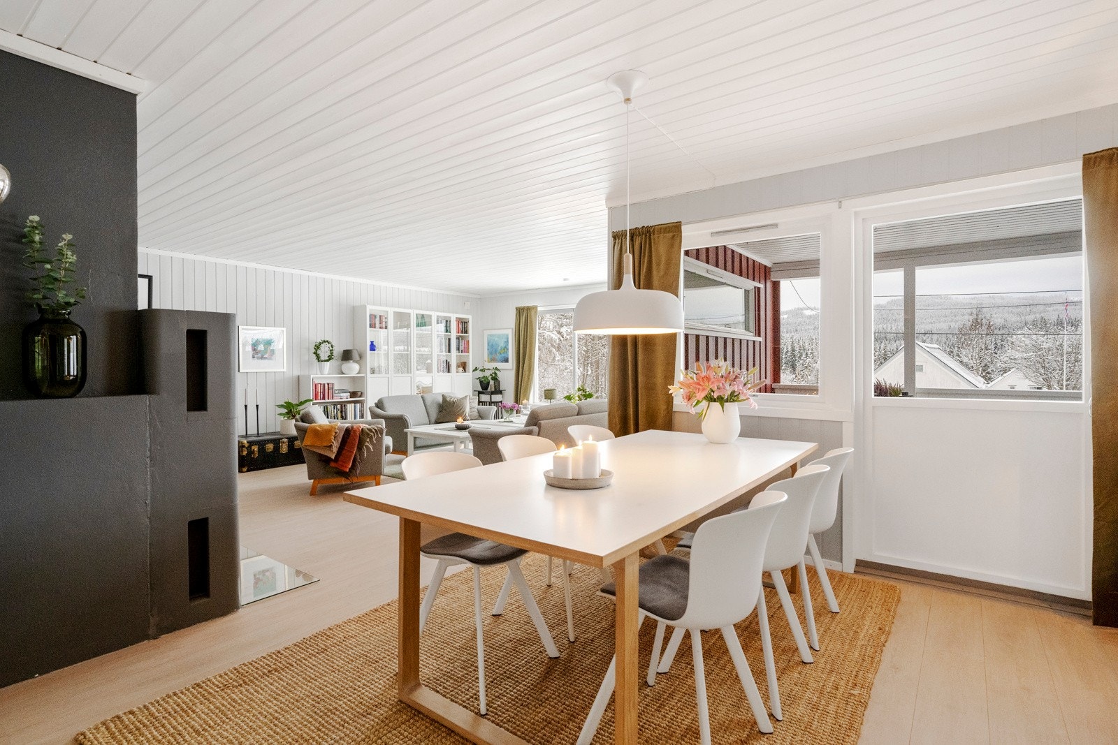 Boligen er gjennomgående ført i lyse farger, har store gode rom og en praktisk planløsning. Galleribilde