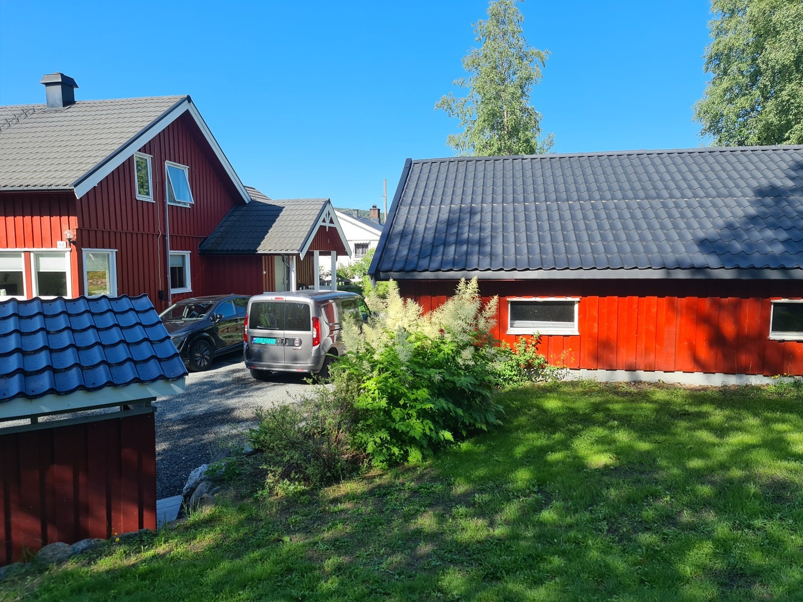 Ellers gode parkeringsmuligheter på gruset gårdsplass. Galleribilde