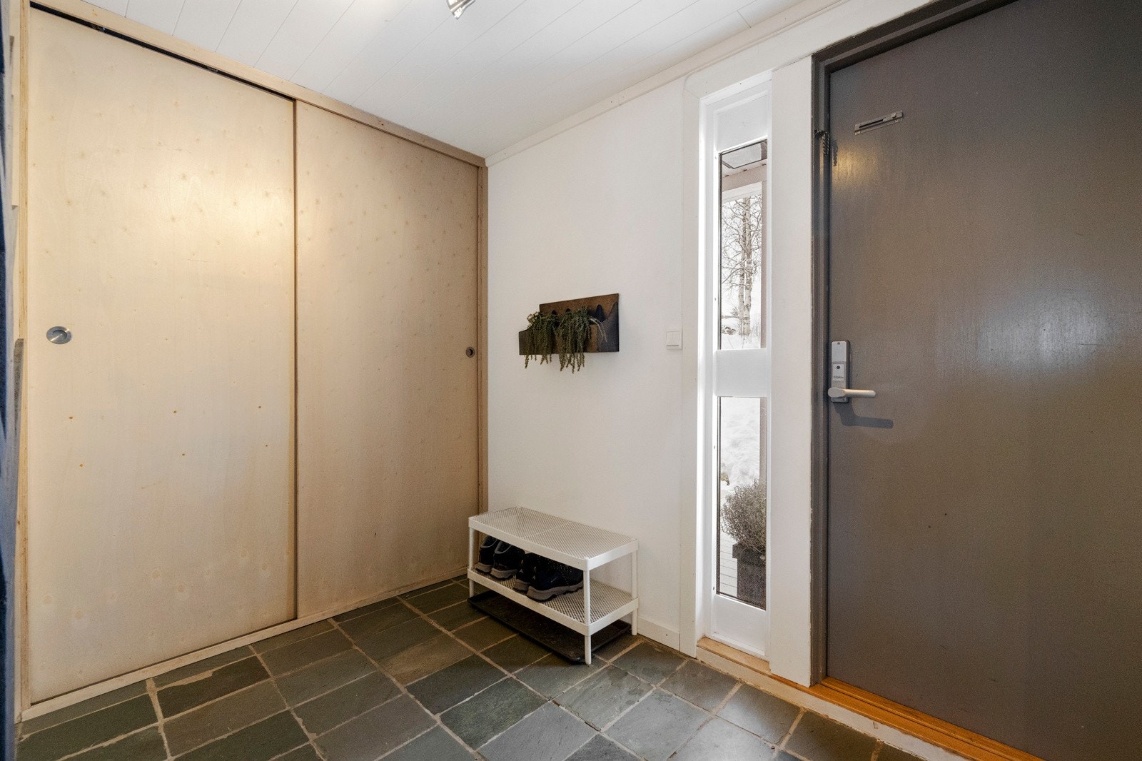 Adkomst til entre med romslig skyvedørsgarderobe, samt god plass til oppbevaring av klær og sko. Galleribilde