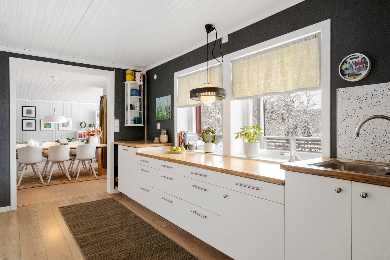 Plass til frittstående oppvaskmaskin og kjøleskap. Galleribilde