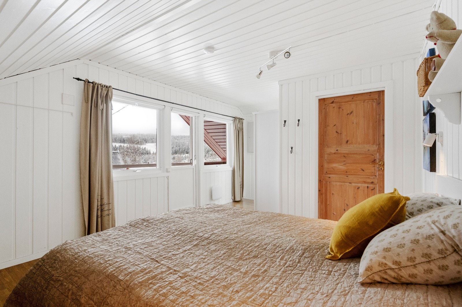Fra det ene soverommet er det utgang til balkong/takterrasse mot sør. Galleribilde