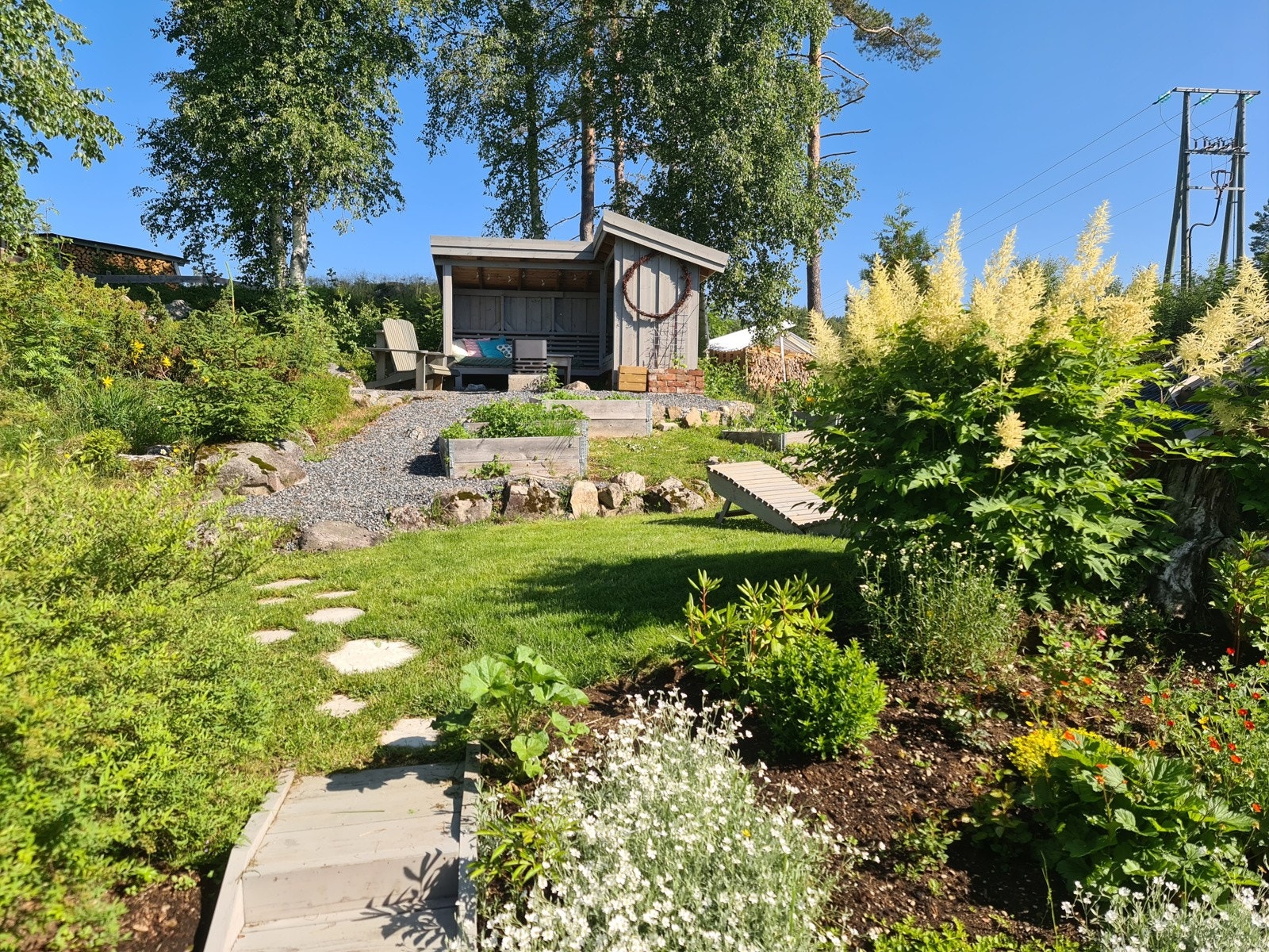 Tomten er på 1347 kvm og er pent opparbeidet med plen, beplantning og gruset gårdsplass. Galleribilde